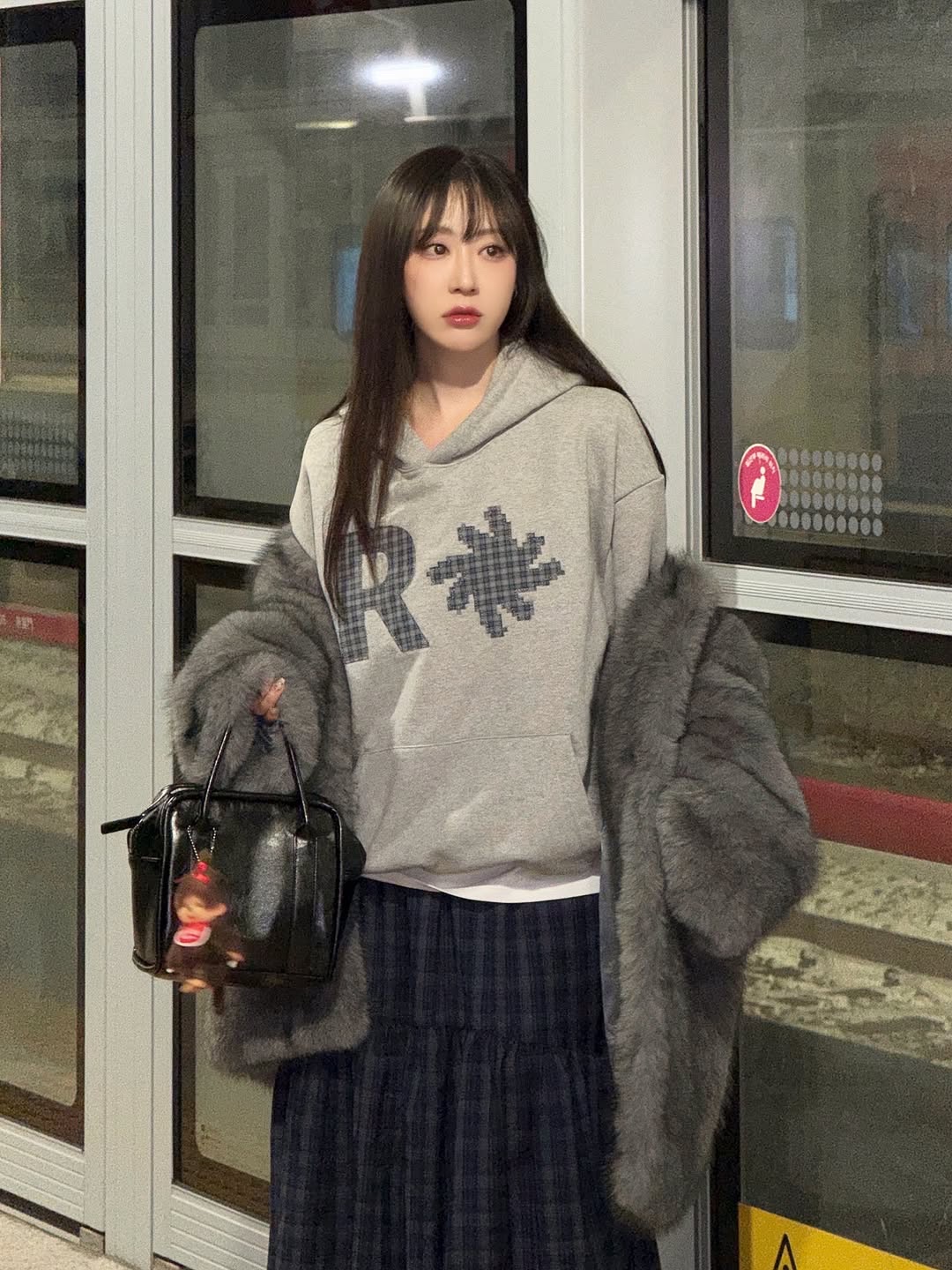 SLOW RECORD HOUSE Check Patch Hoodie Grey 착용 스타일 - 7