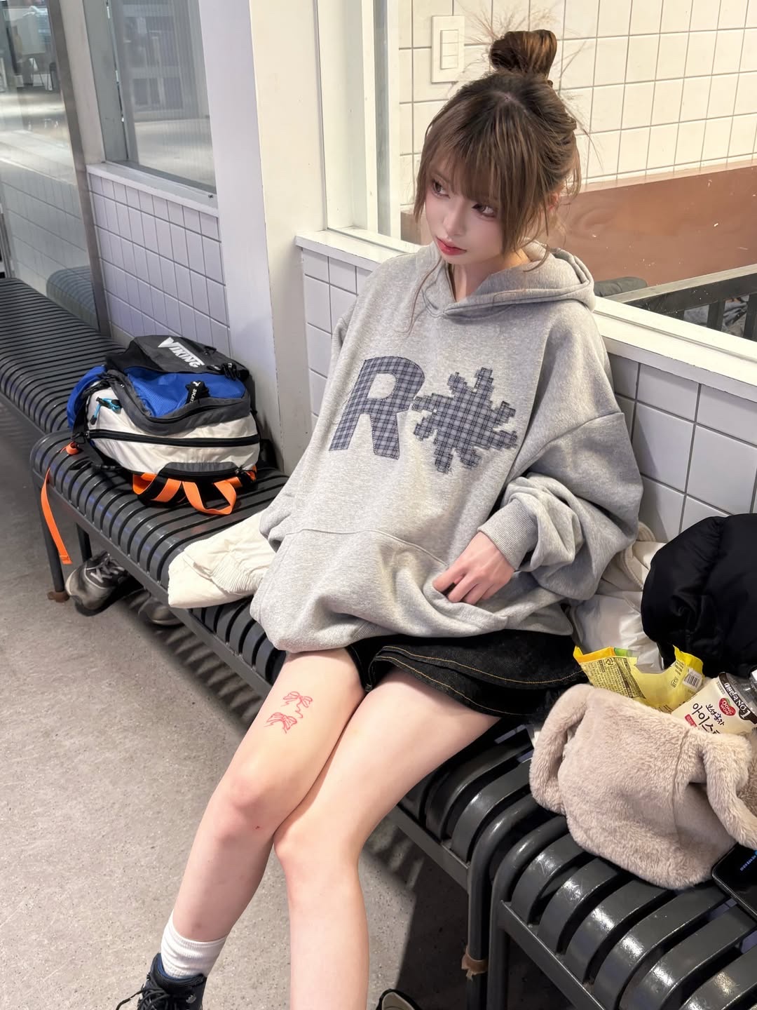SLOW RECORD HOUSE Check Patch Hoodie Grey 착용 스타일 - 1