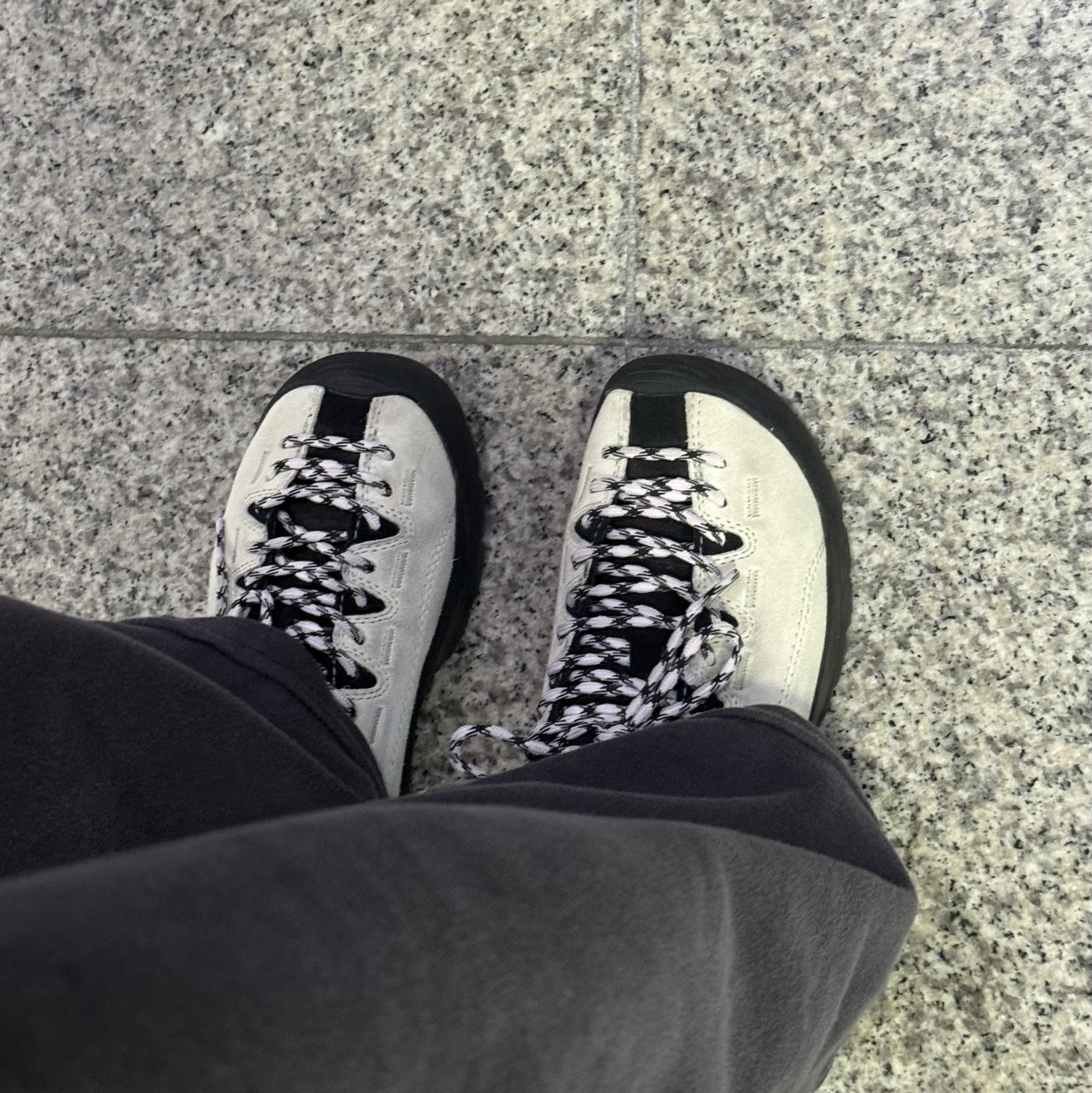 (W) Keen Jasper Sneakers Birch Black 착용 스타일