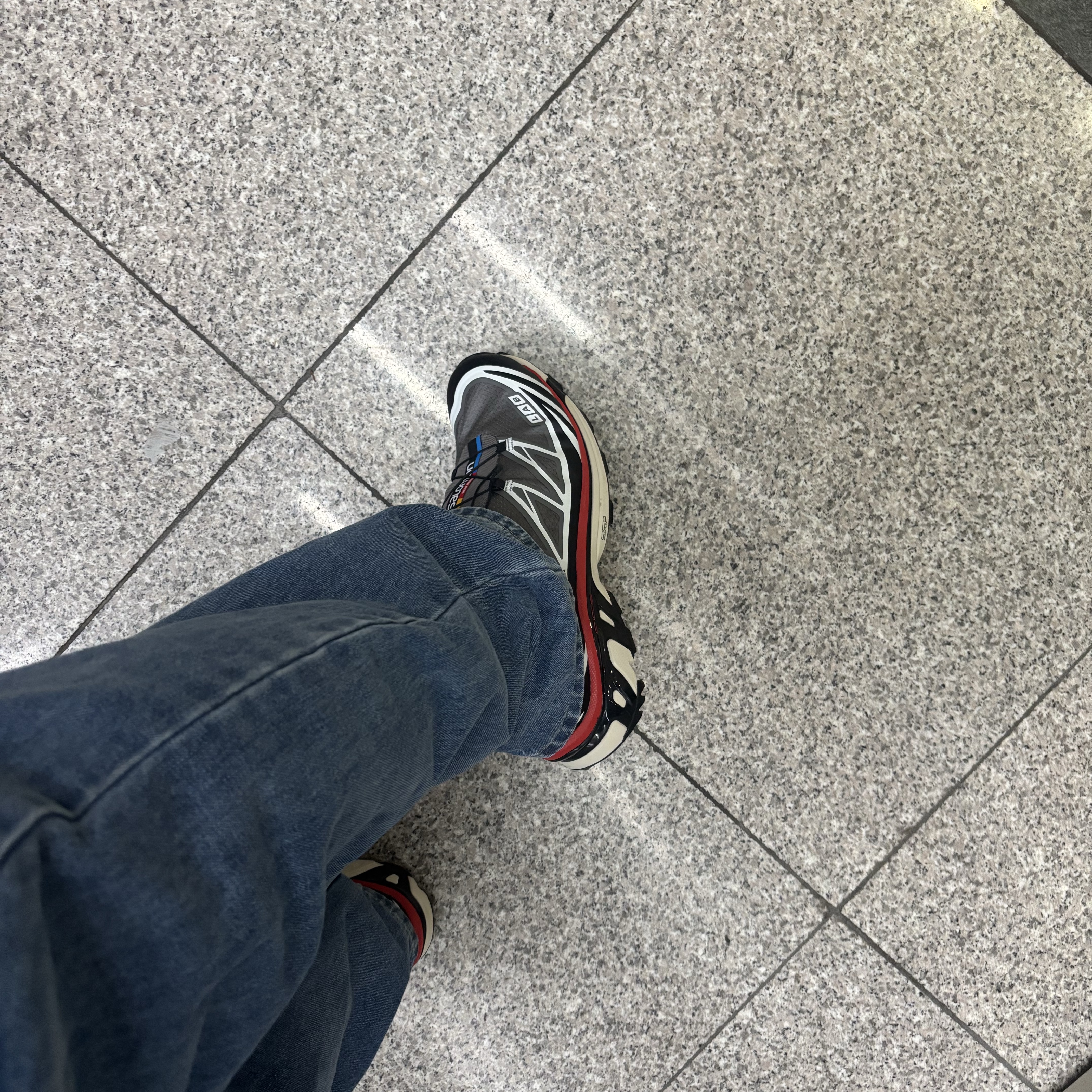 Salomon XT-6 Pewter Aurora Red 착용 스타일 - 3