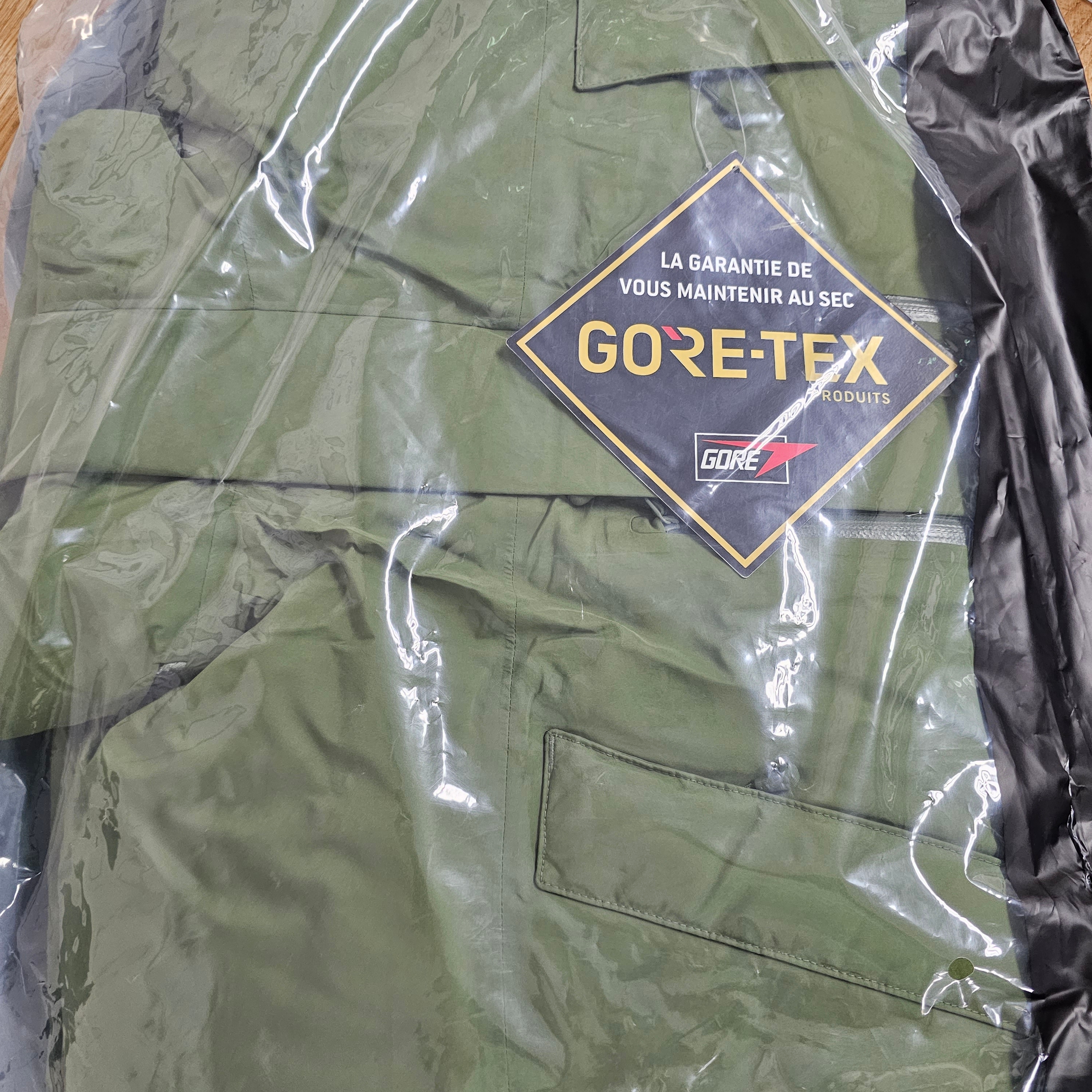 Supreme Gore-Tex 700-Fill Down Parka Olive - 22FW 착용 스타일