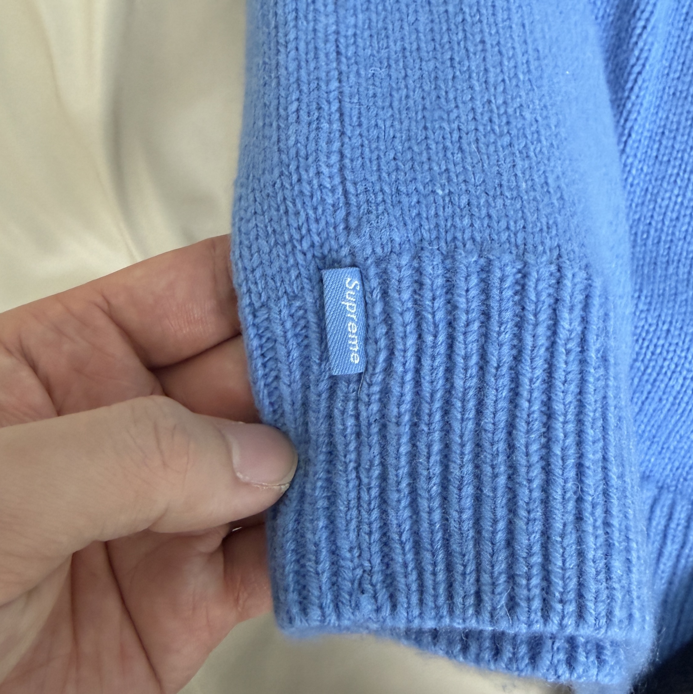 Supreme Angora Script Sweater Light Blue - 25FW, Supreme Angora Script Sweater Black - 25FW 착용 스타일 - 5