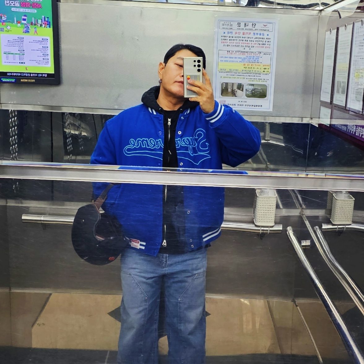 Supreme Mitchell & Ness Doughboy Twill Varsity Jacket Blue - 22FW 착용 스타일