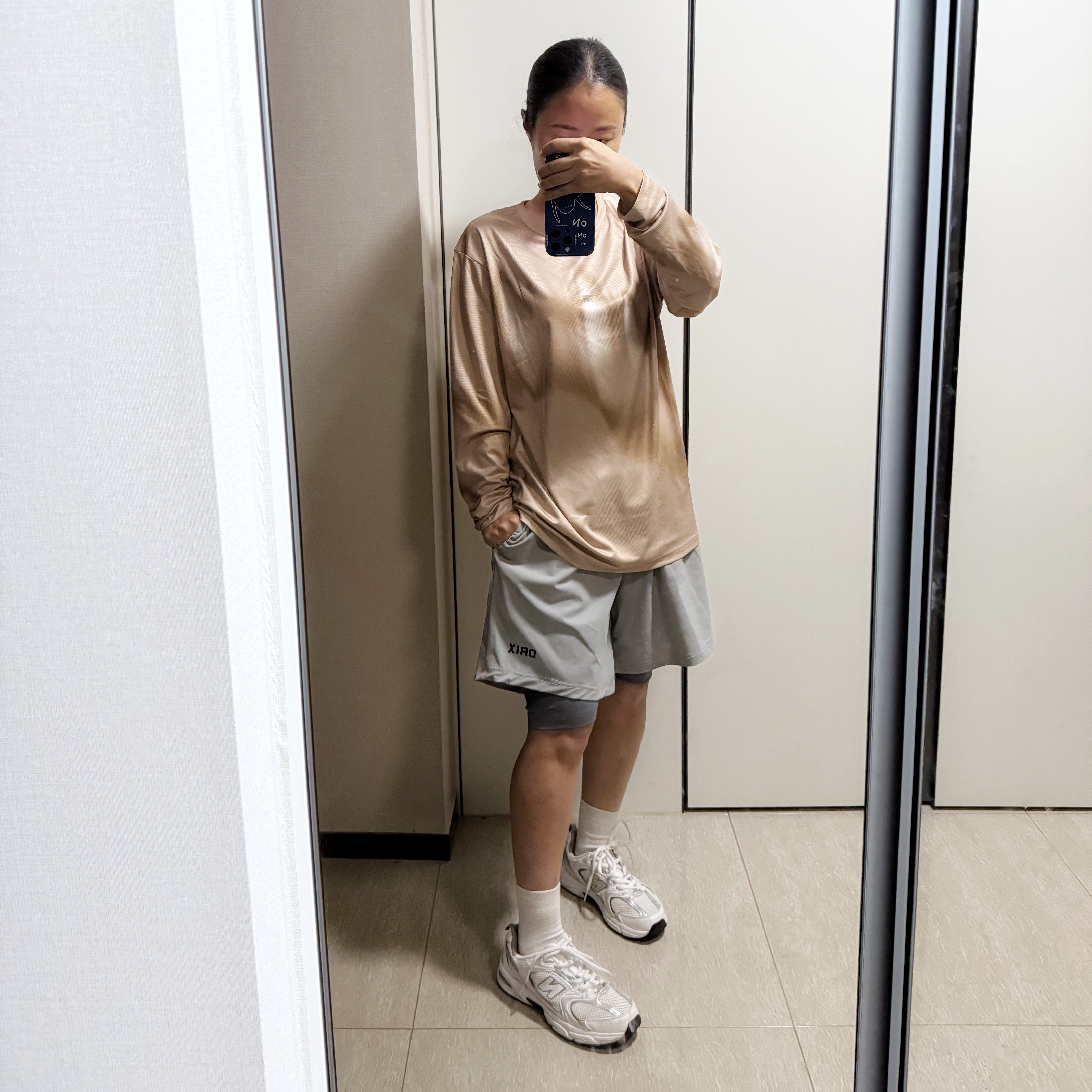 [KREAM 단독] runwhither Race Long Sleeve Beige 착용 스타일