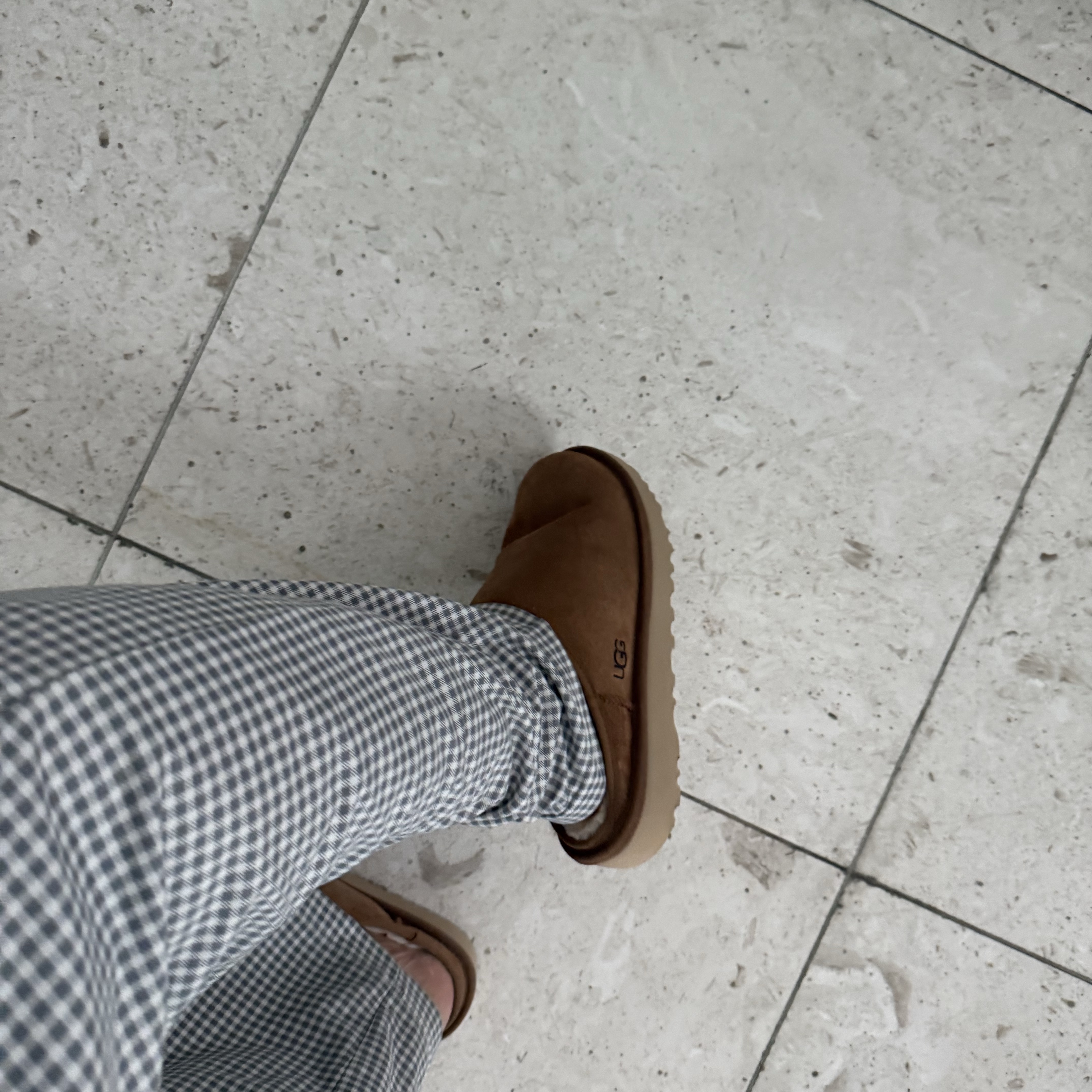 UGG Classic Slip-On Chestnut 착용 스타일
