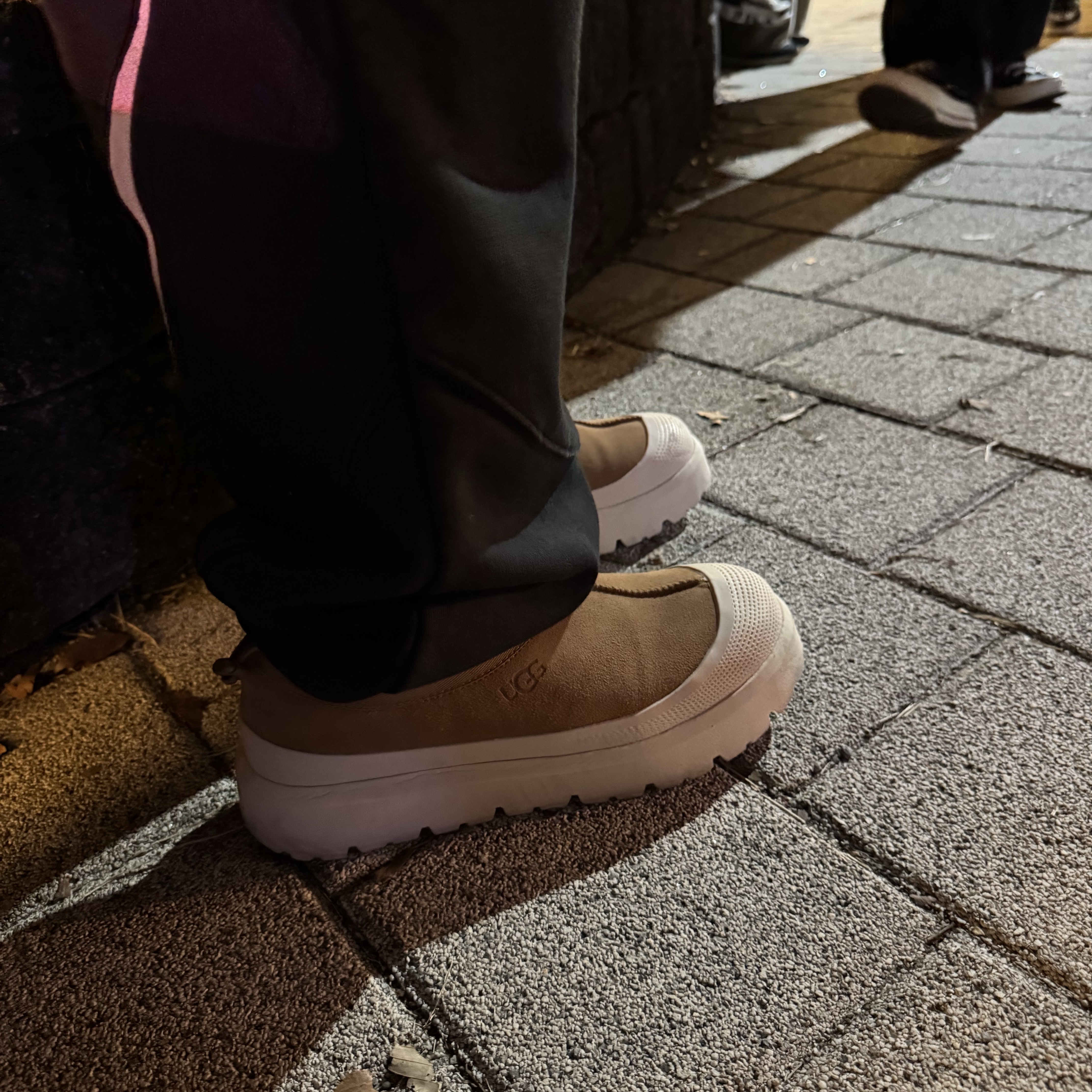 UGG Tasman Weather Hybrid Chestnut Whitecap 착용 스타일 - 2