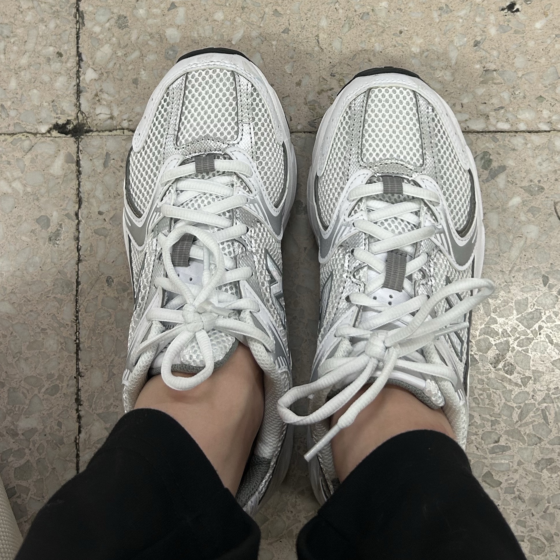 New Balance 530 White Silver 착용 스타일 - 2