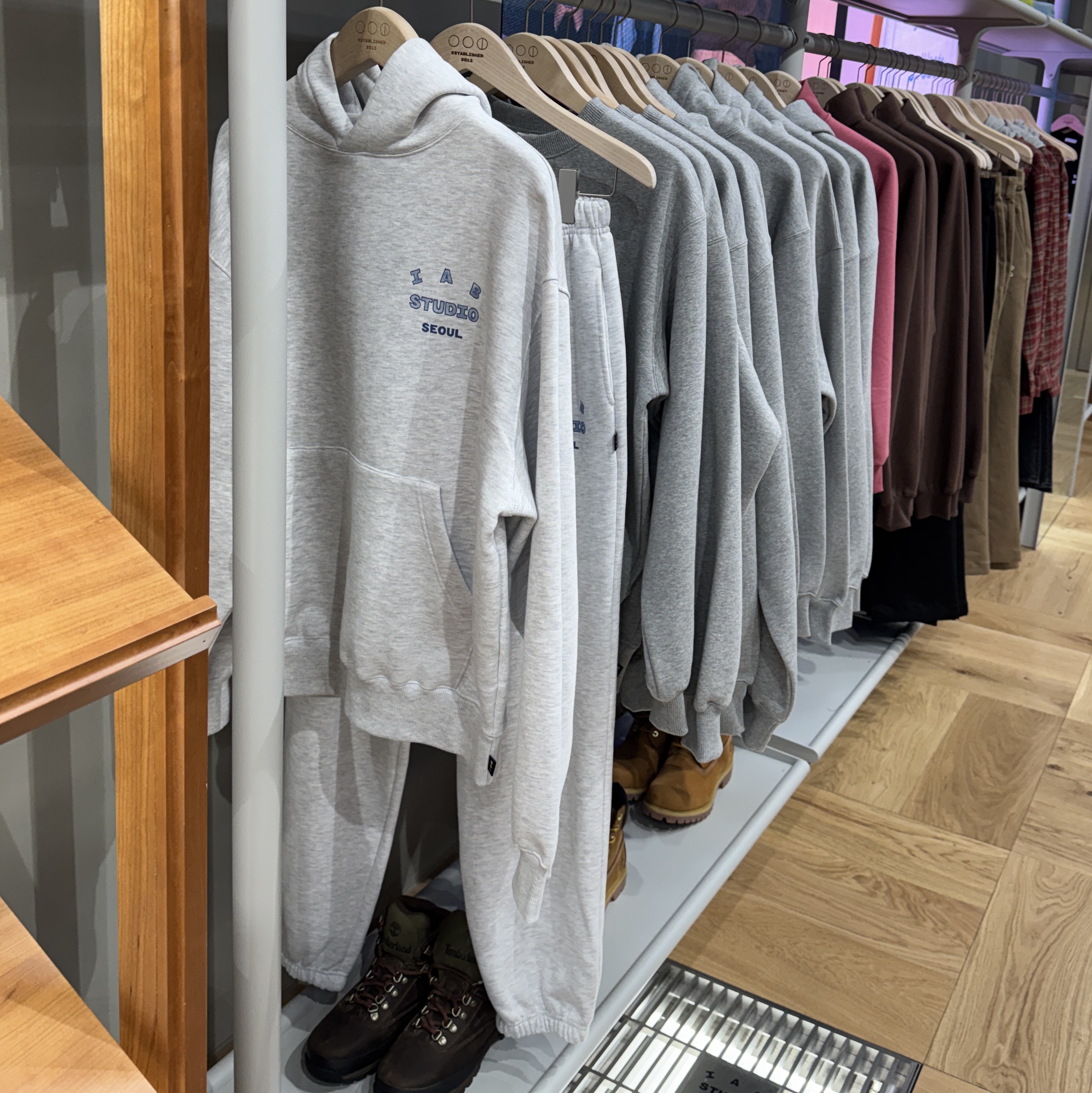 IAB Studio Seoul Sweatpants Light Gray, IAB Studio Seoul Hoodie Light Gray 착용 스타일