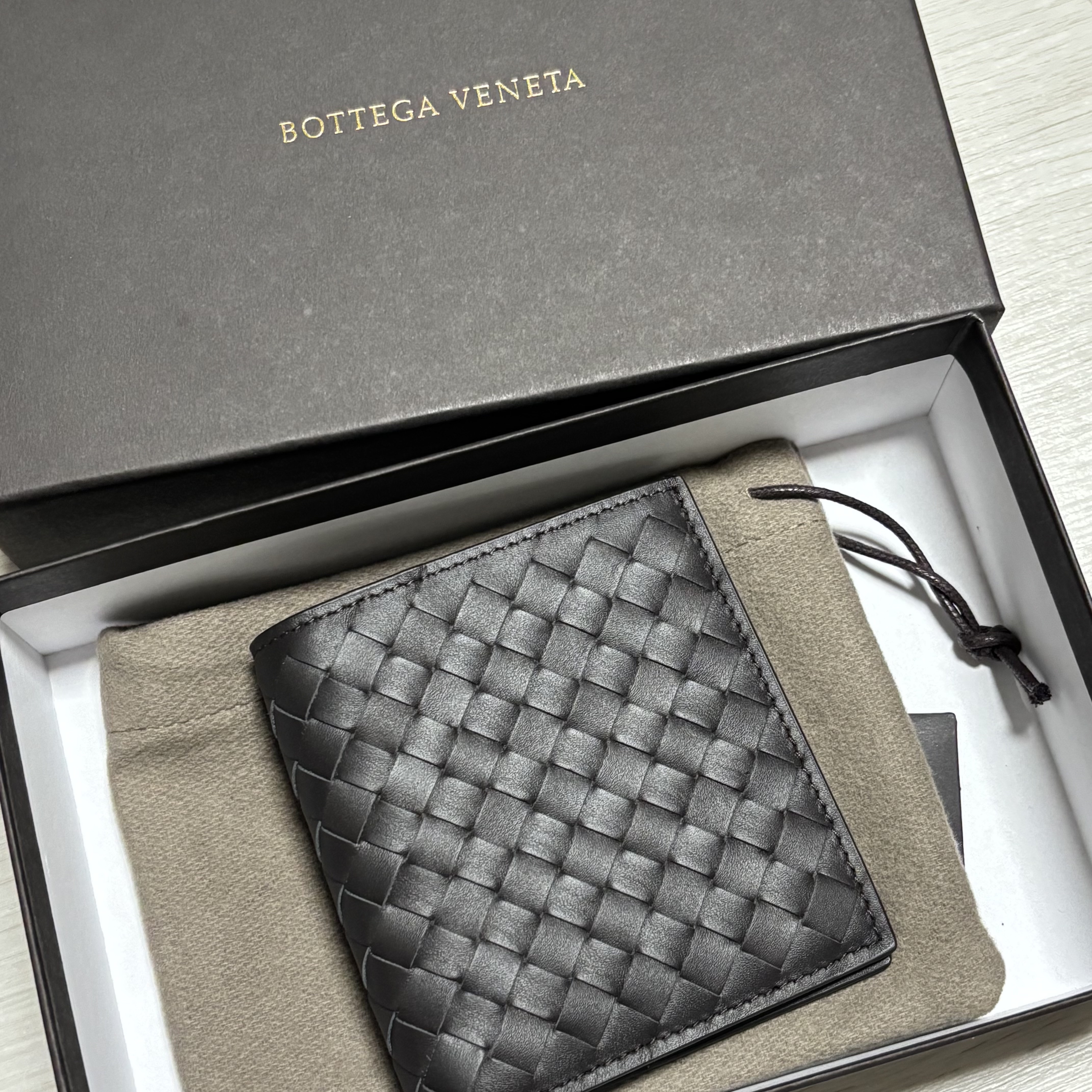 Bottega Veneta Bi-Fold Wallet Brown 착용 스타일 - 2