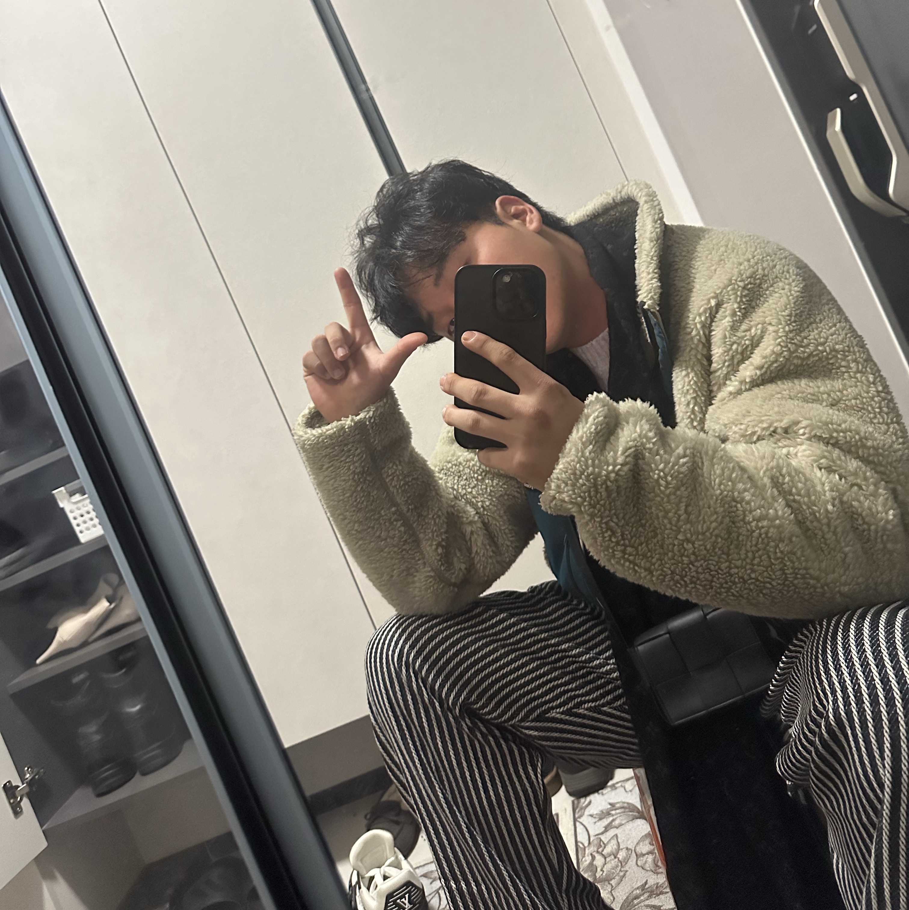 Louis Vuitton Monogram Classic Muffler Black, Patagonia Classic Retro-X Jacket Pelican Dark Borealis Green 착용 스타일 - 2