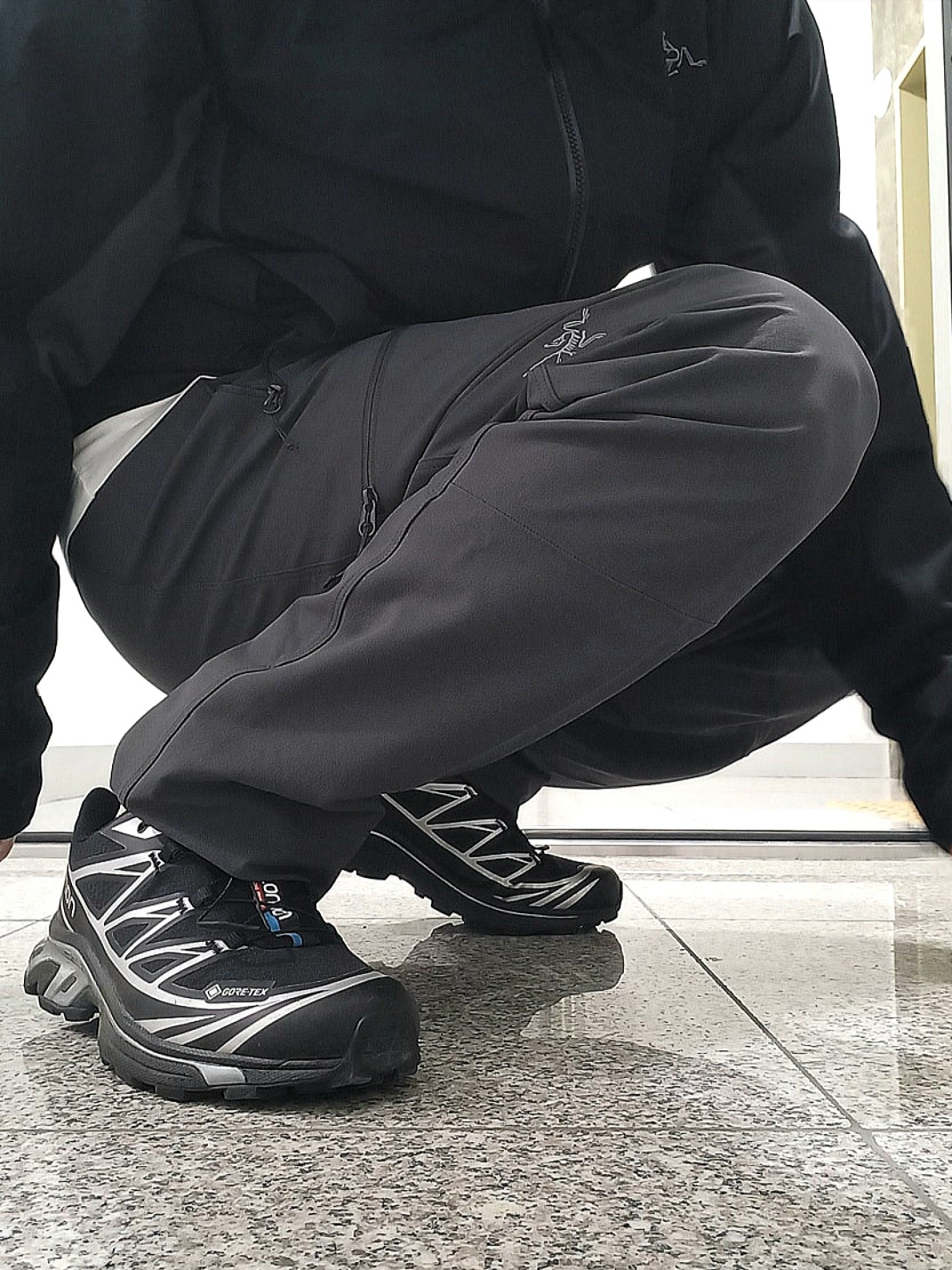 Arc'teryx Solano Insulated Hoody Black Graphite, Arc'teryx Solano Insulated Hoody Black Graphite 착용 스타일 - 1