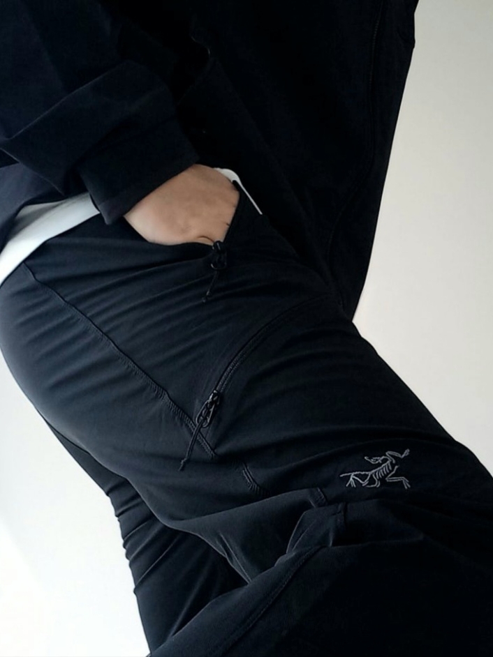 Arc'teryx Gamma AR Pants Black, Arc'teryx Captive Split T-Shirt Atmos 착용 스타일 - 1