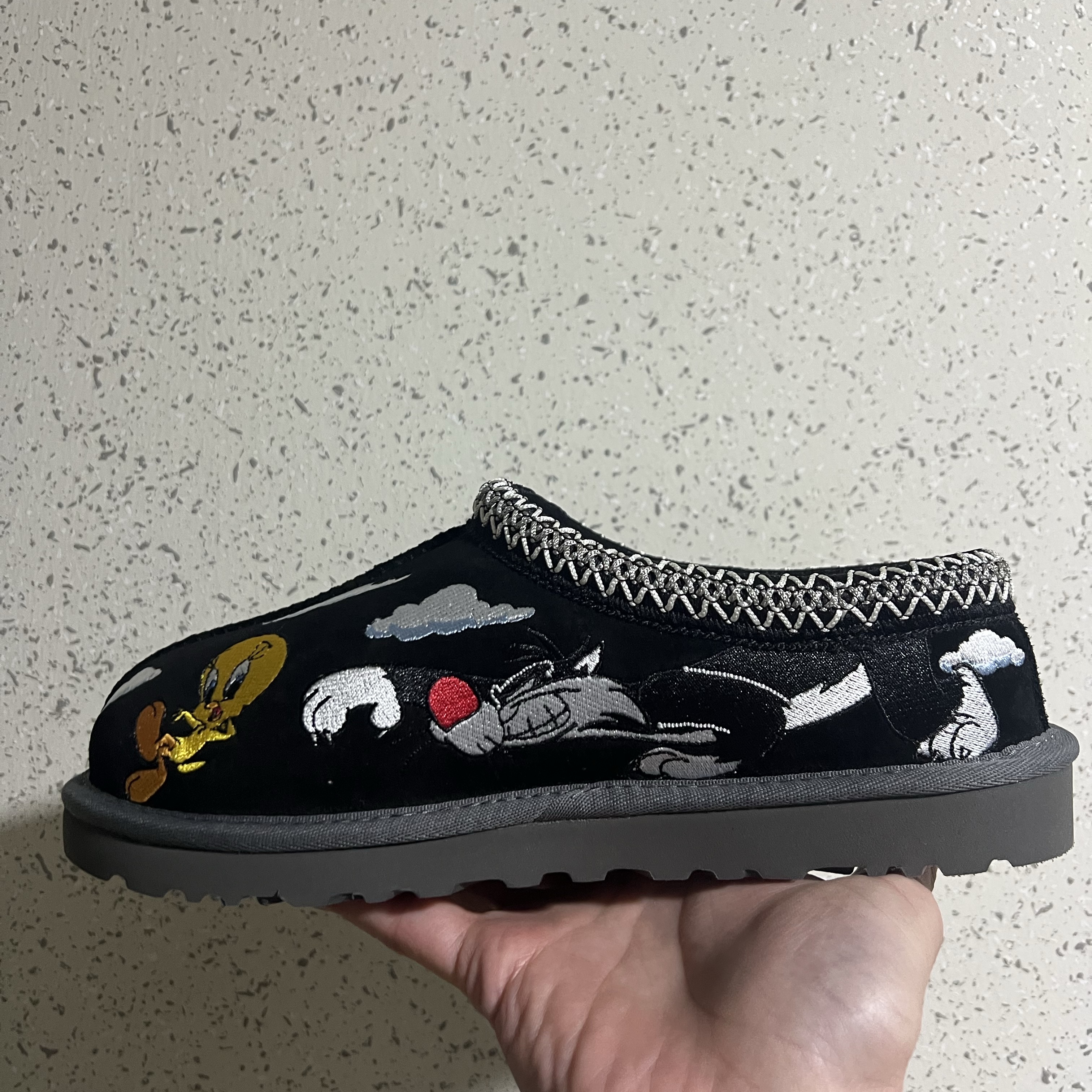 UGG x Palace x Looney Tunes Tasman Slipper Black 착용 스타일 - 2