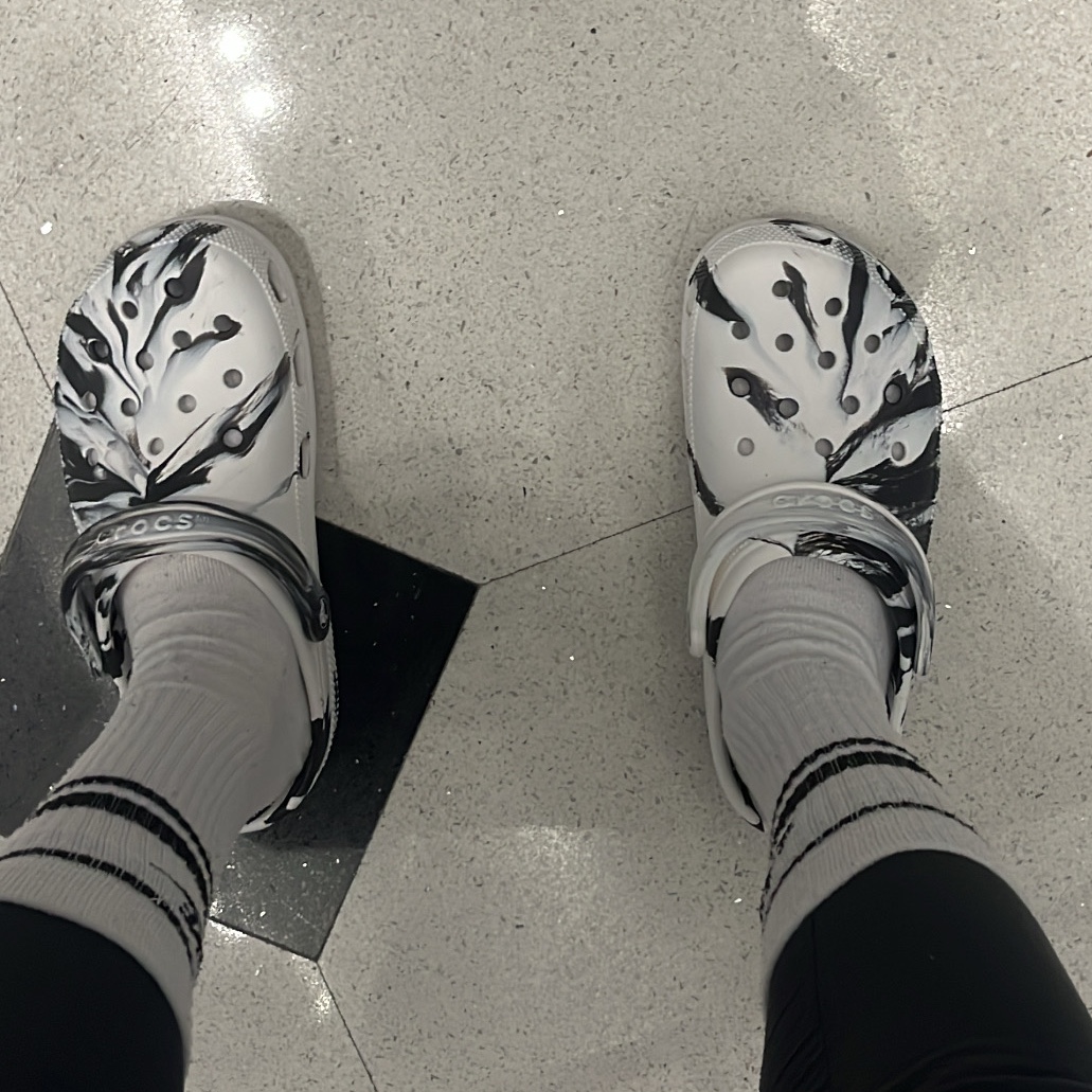 Crocs Classic Marbled Clog White Black 착용 스타일 - 2