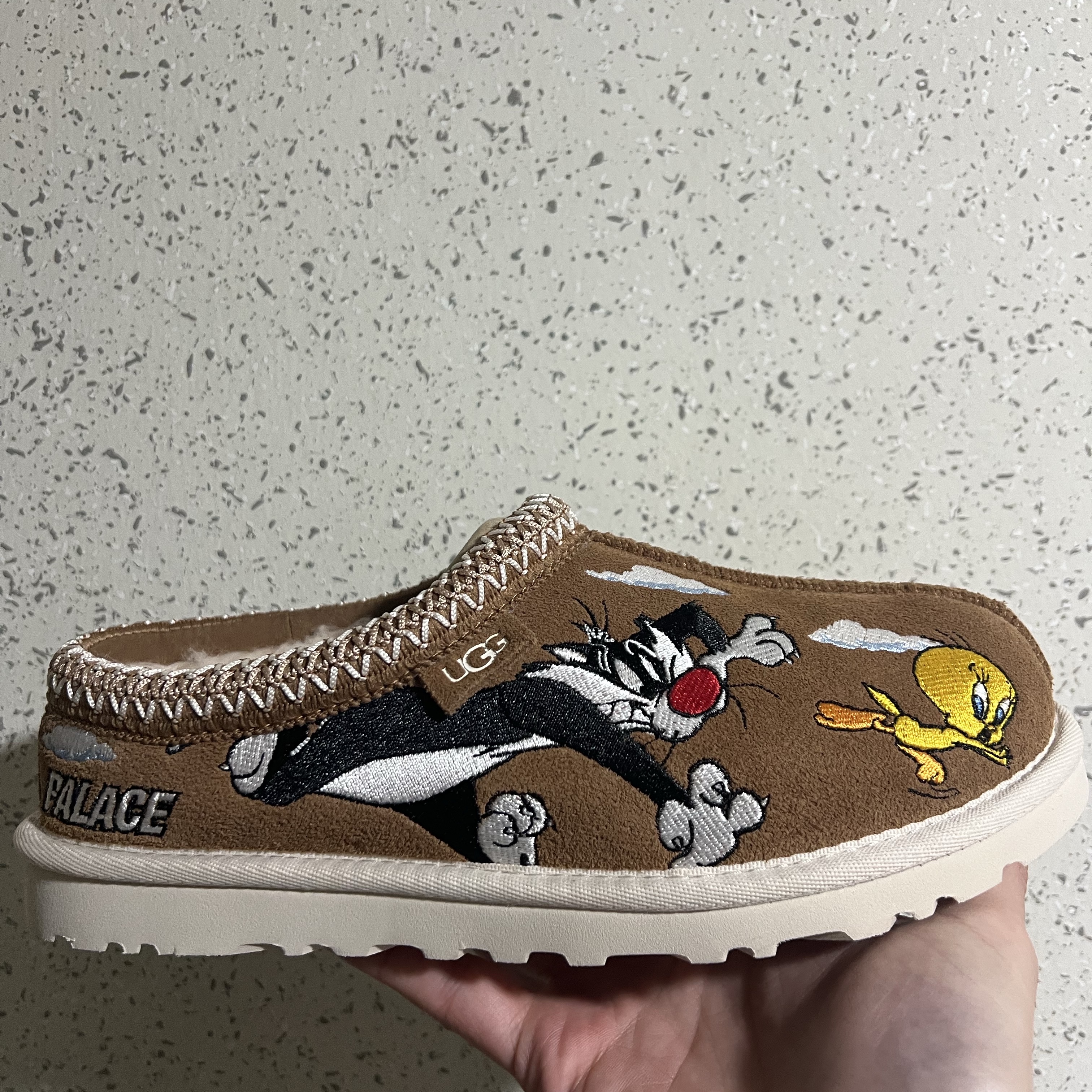 UGG x Palace x Looney Tunes Tasman Slipper Chestnut 착용 스타일 - 2