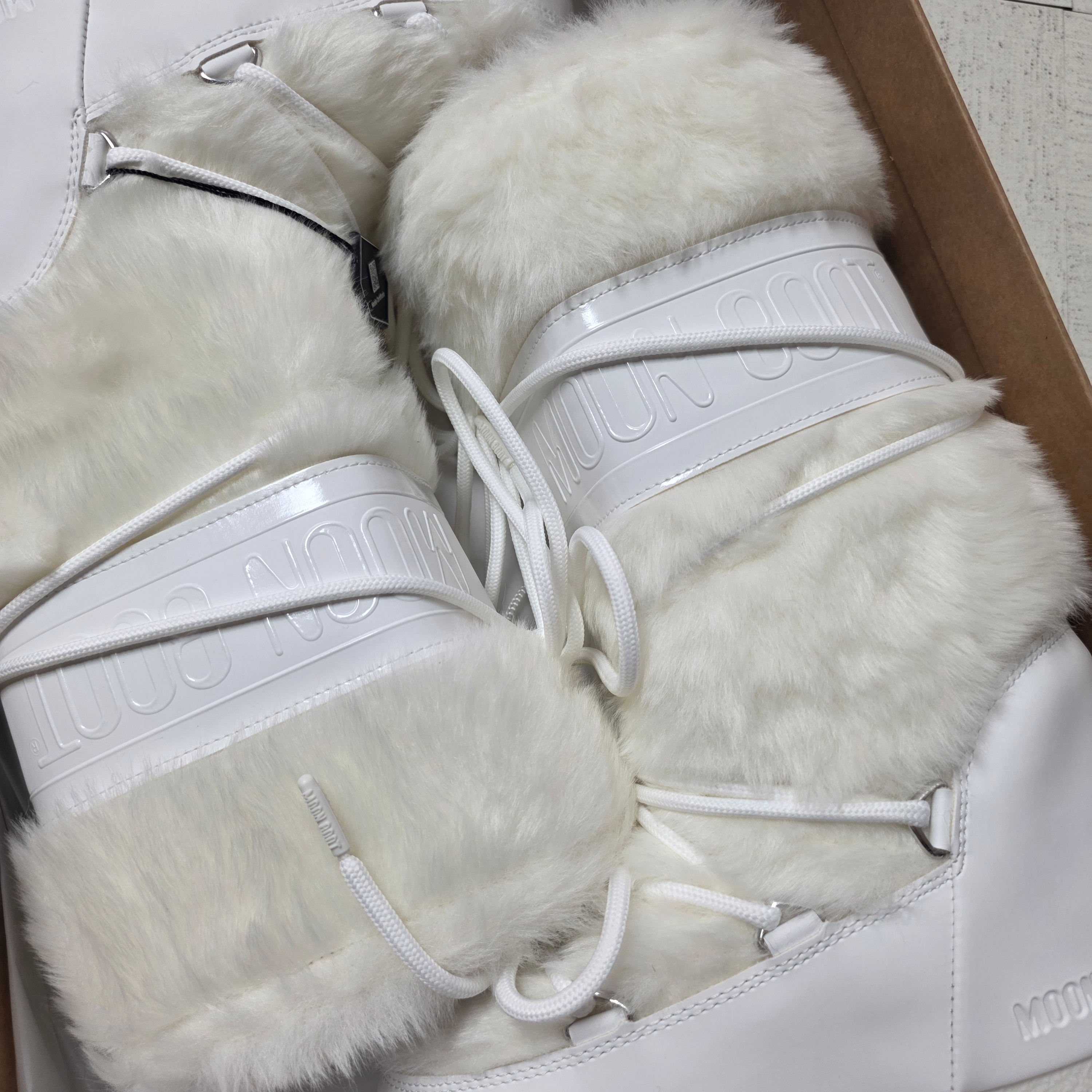 (W) Moon Boot Icon Faux Fur Boots White 착용 스타일