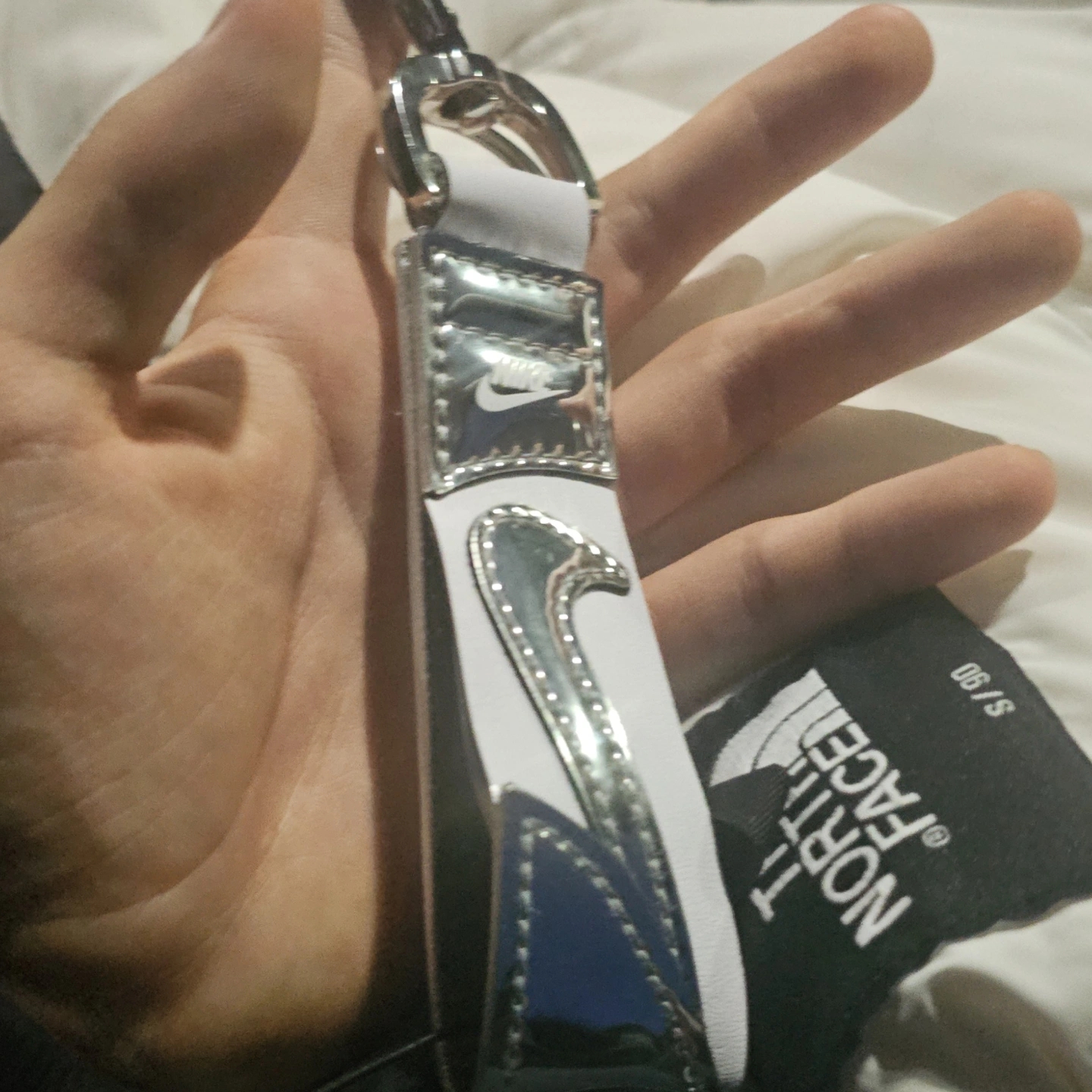 Nike Premium Key Holder Metallic Silver White 착용 스타일