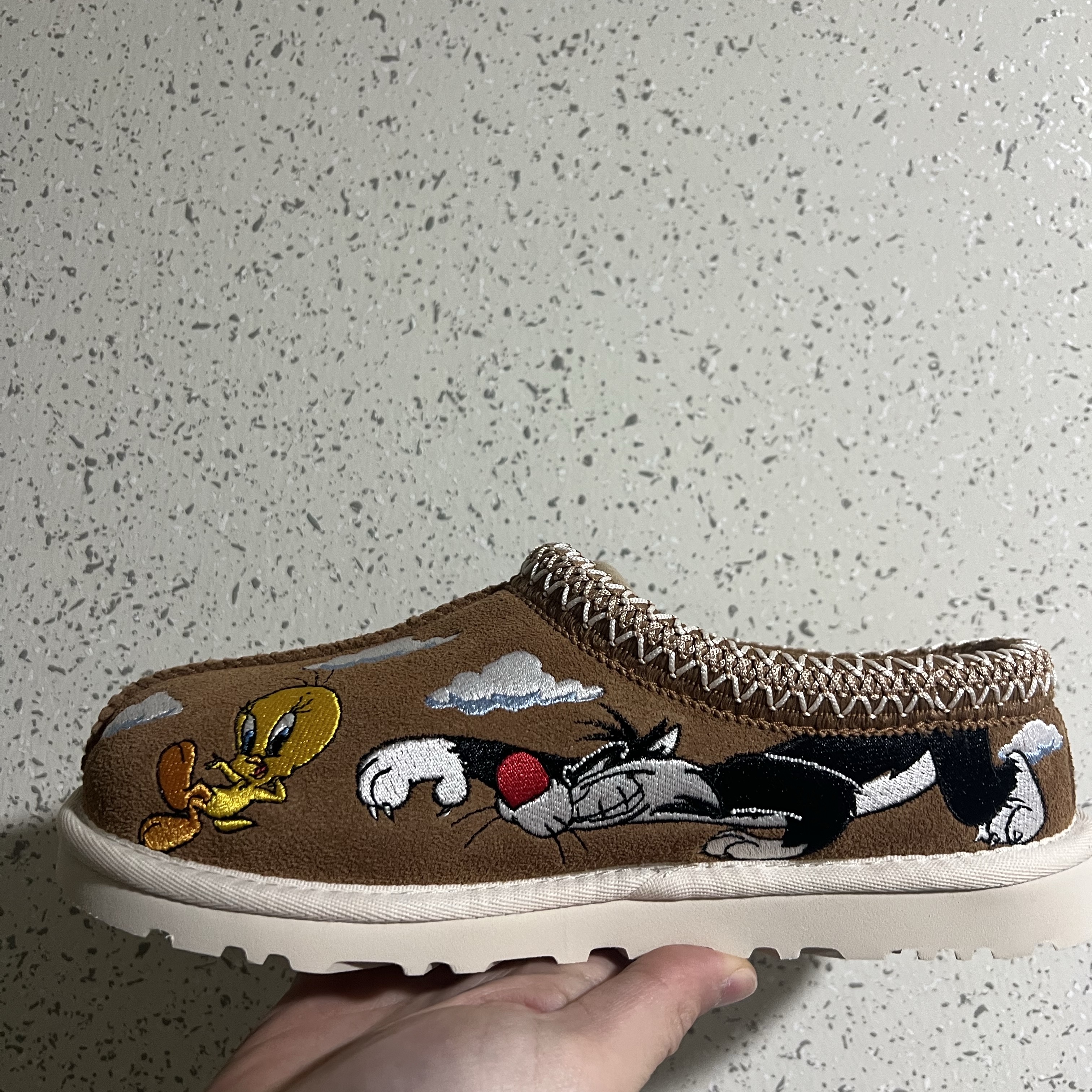 UGG x Palace x Looney Tunes Tasman Slipper Chestnut 착용 스타일 - 1