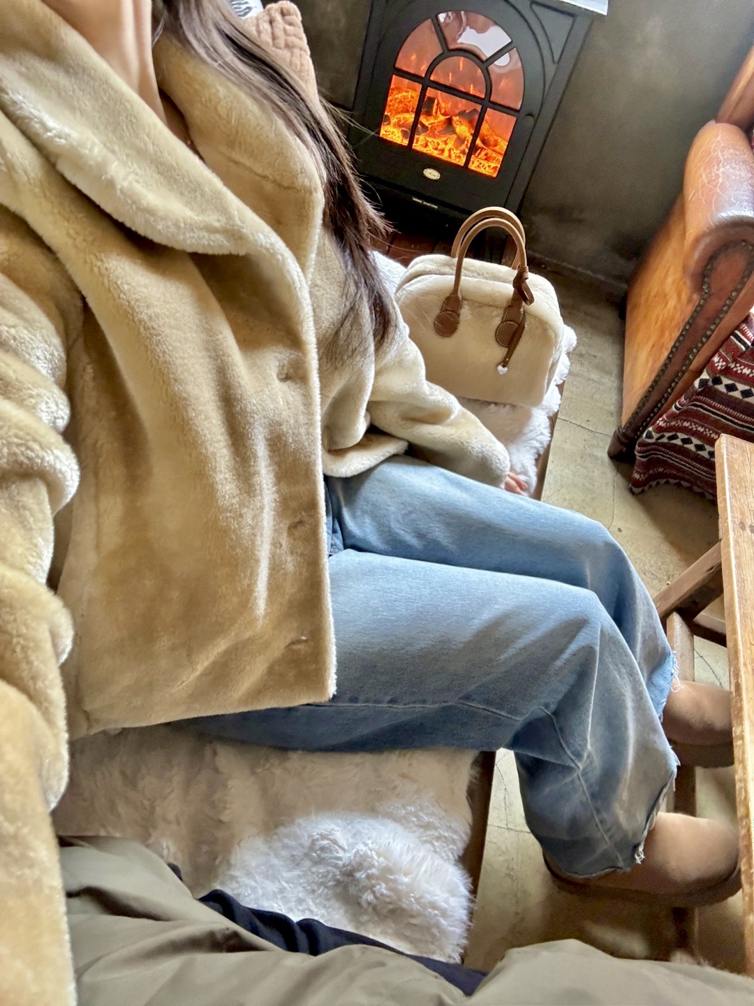 (W) UGG Classic Ultra Mini Platform Boots Chestnut 착용 스타일 - 2