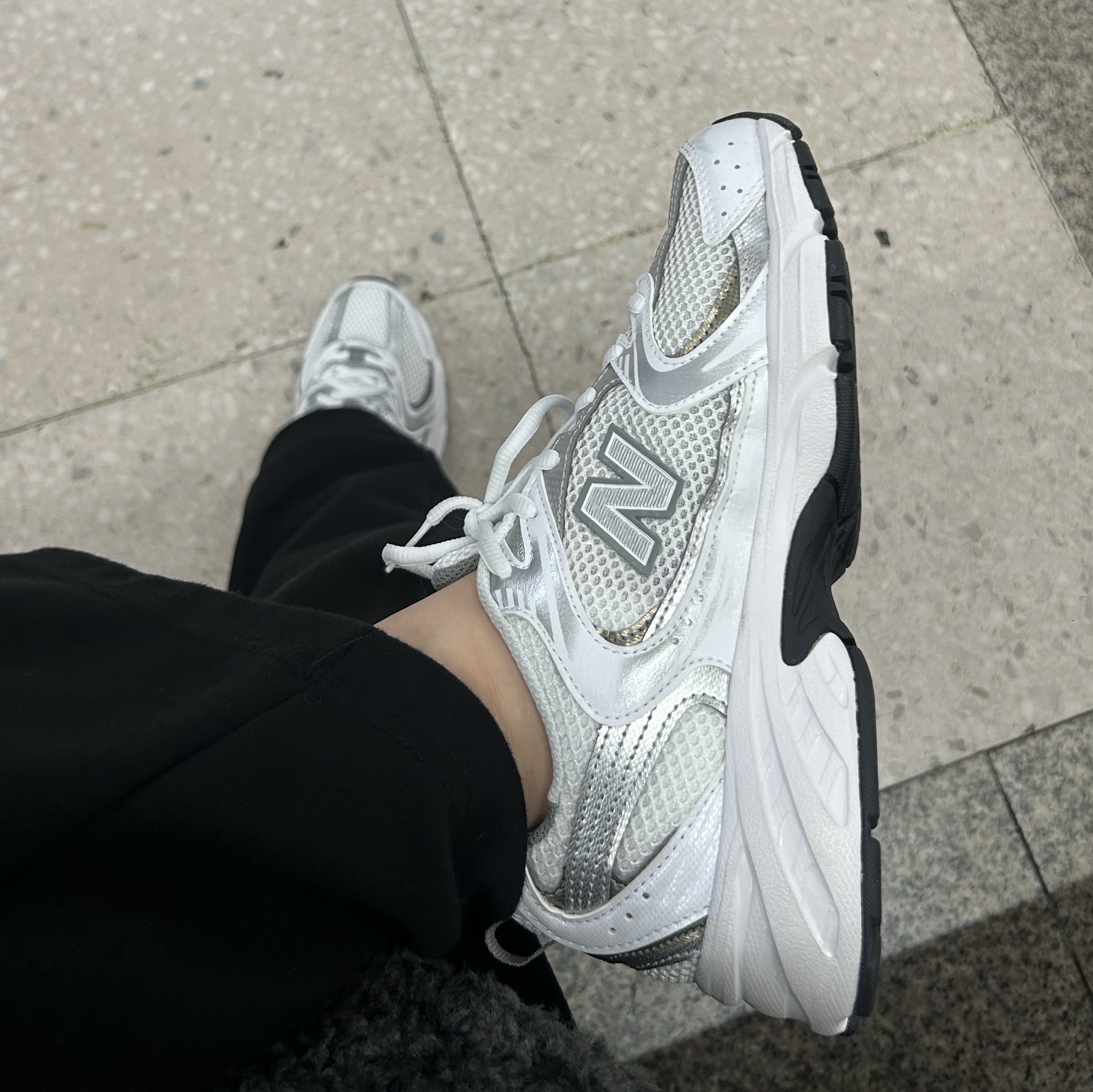 New Balance 530 White Silver 착용 스타일 - 1