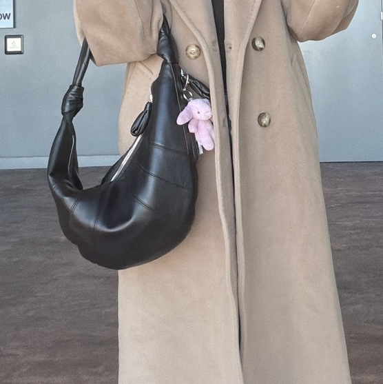 Lemaire Fortune Croissant Bag Soft Nappa Leather Dark Chocolate, Jellycat Bashful Bunny Bag Charm Tulip 착용 스타일