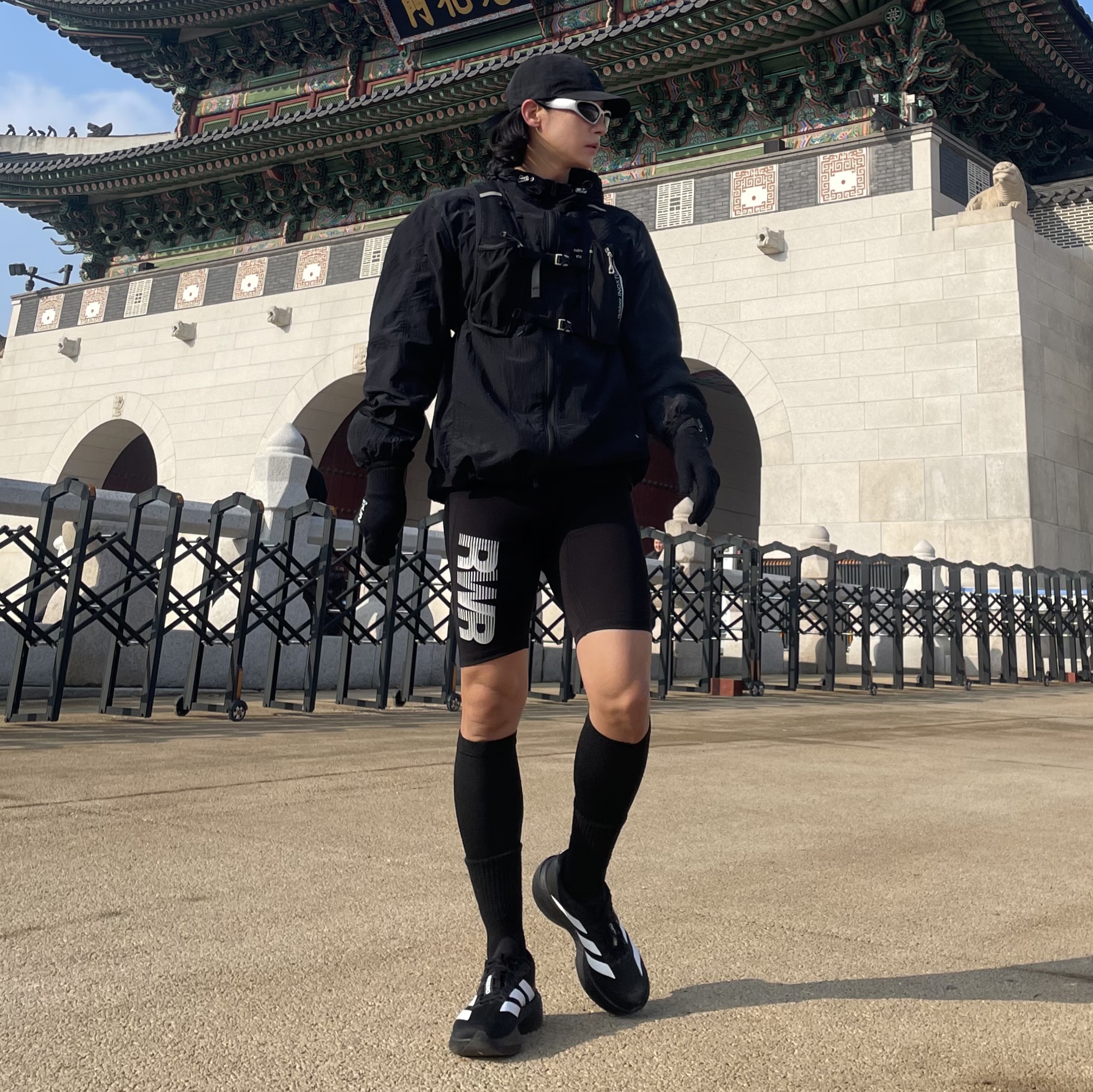 [KREAM 단독] runwhither Half Tights Black, [KREAM 단독] runwhither Windbreaker Jacket V2 Black 착용 스타일 - 1