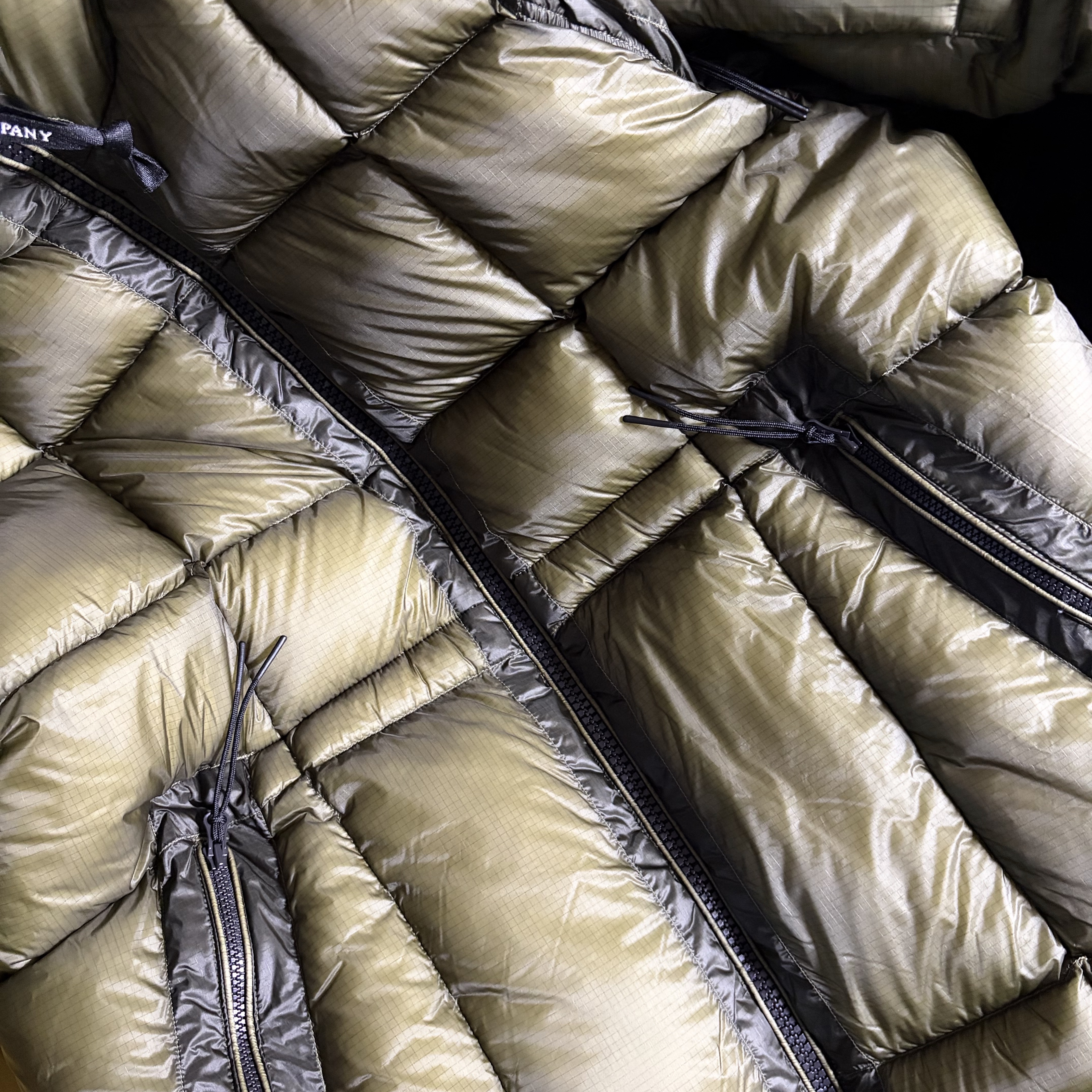 C.P. Company D.D. Shell Hooded Down Puffer Jacket Capers Green - 25FW 착용 스타일