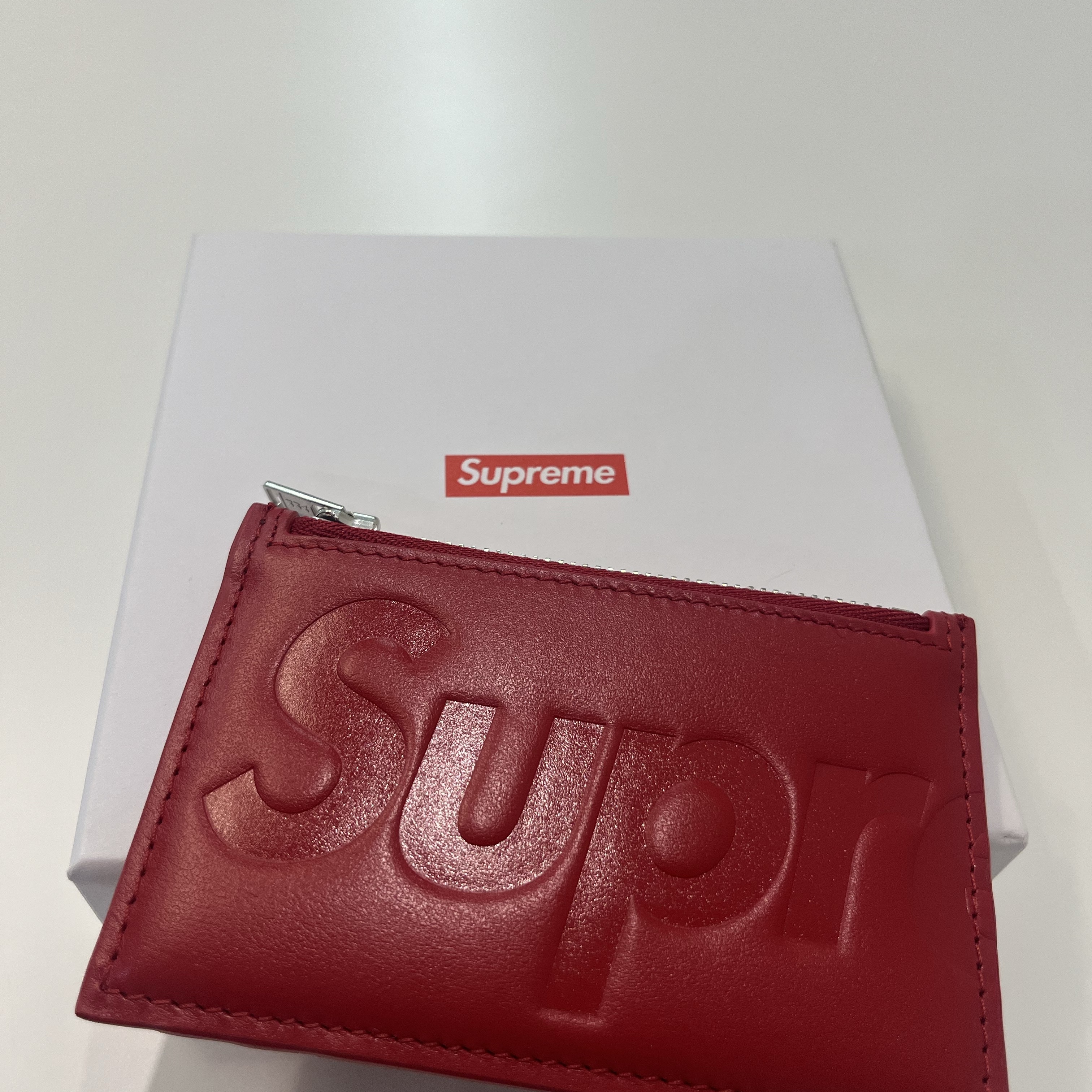 Supreme Leather Zip Card Holder Red 착용 스타일 - 1