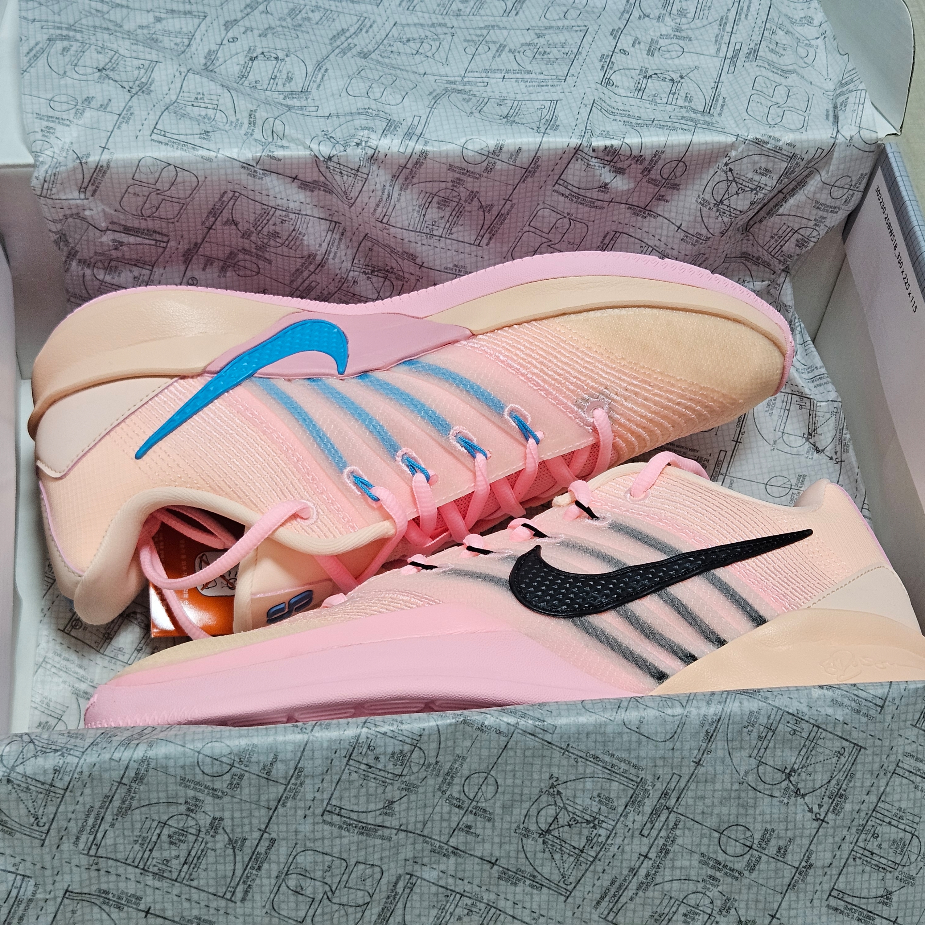 Nike Sabrina 3 EP Crimson Tint Black, Nike Kobe 6 Protro Total Orange 착용 스타일 - 5