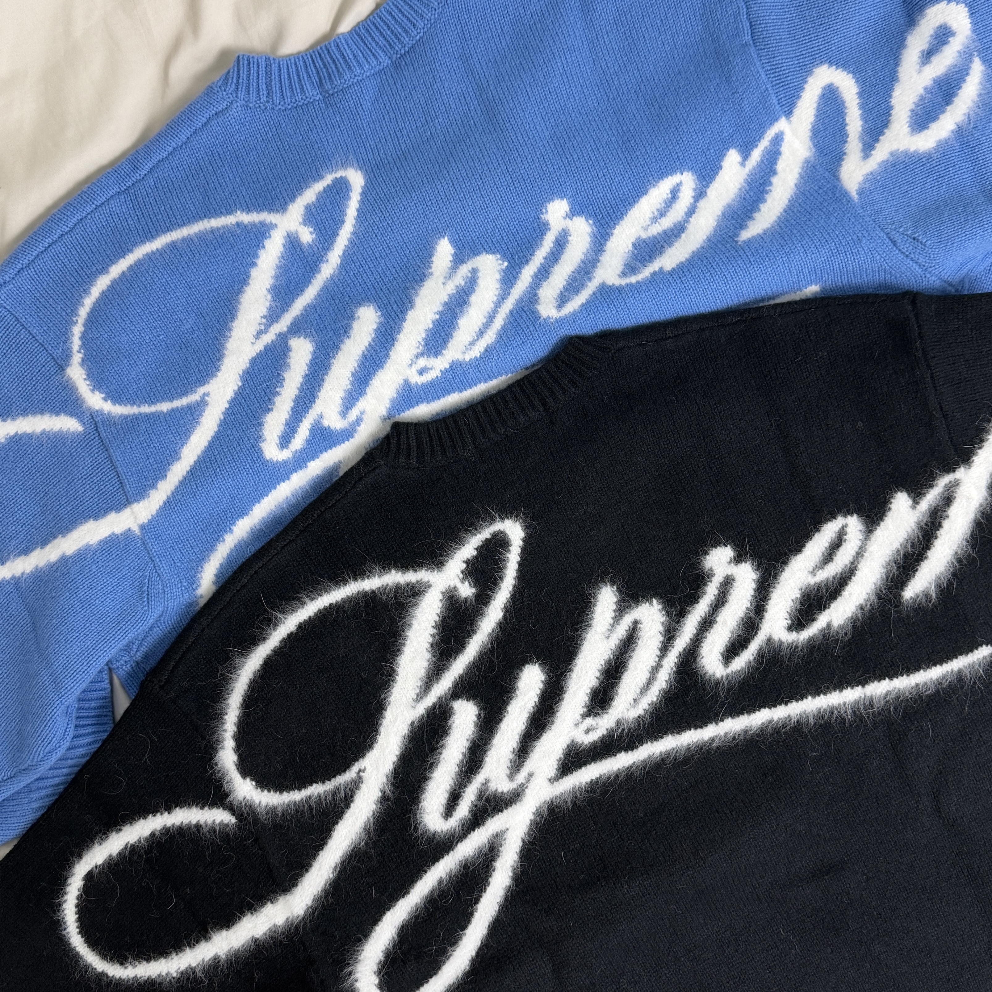Supreme Angora Script Sweater Light Blue - 25FW, Supreme Angora Script Sweater Black - 25FW 착용 스타일 - 3