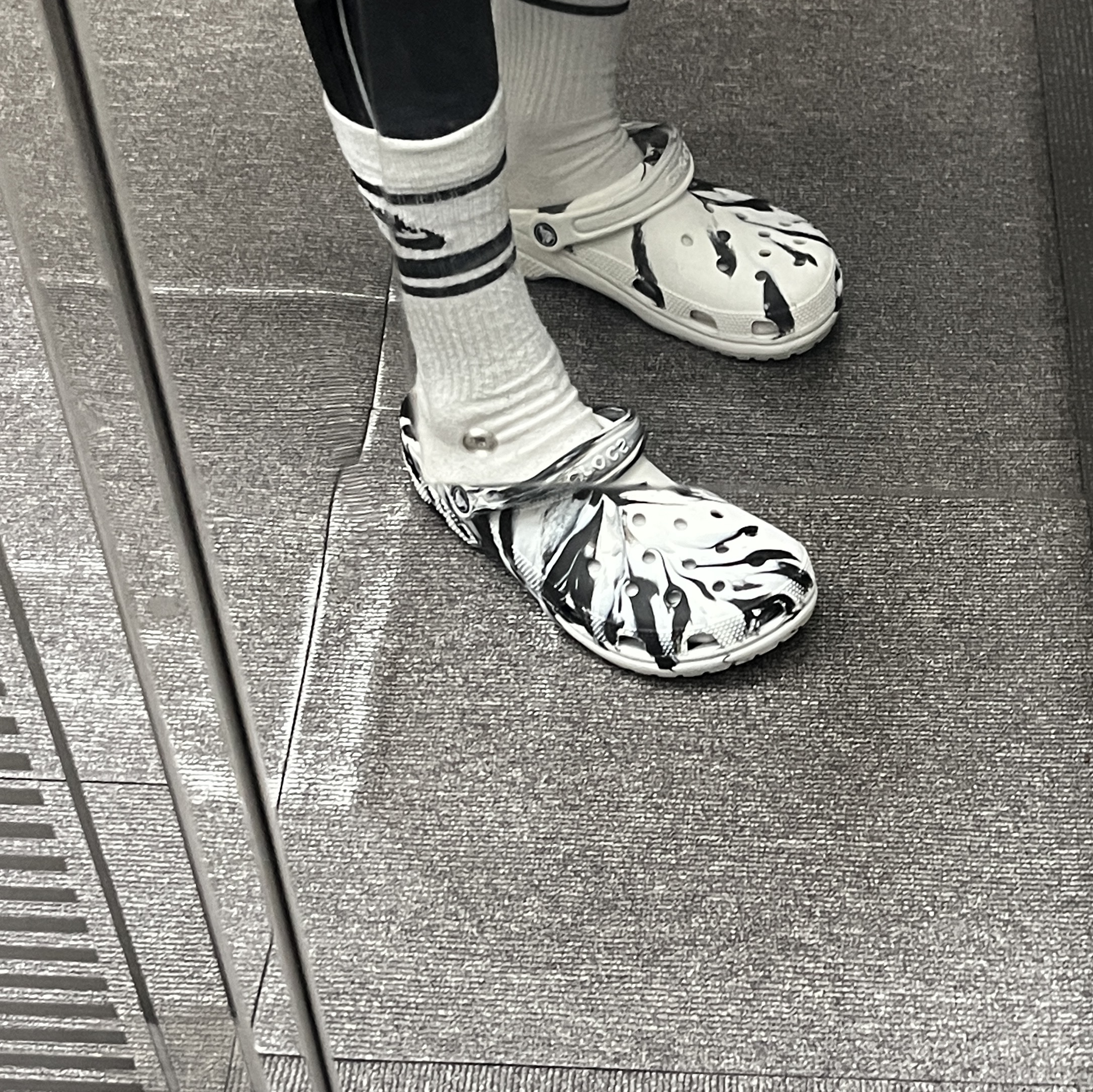 Crocs Classic Marbled Clog White Black 착용 스타일 - 1