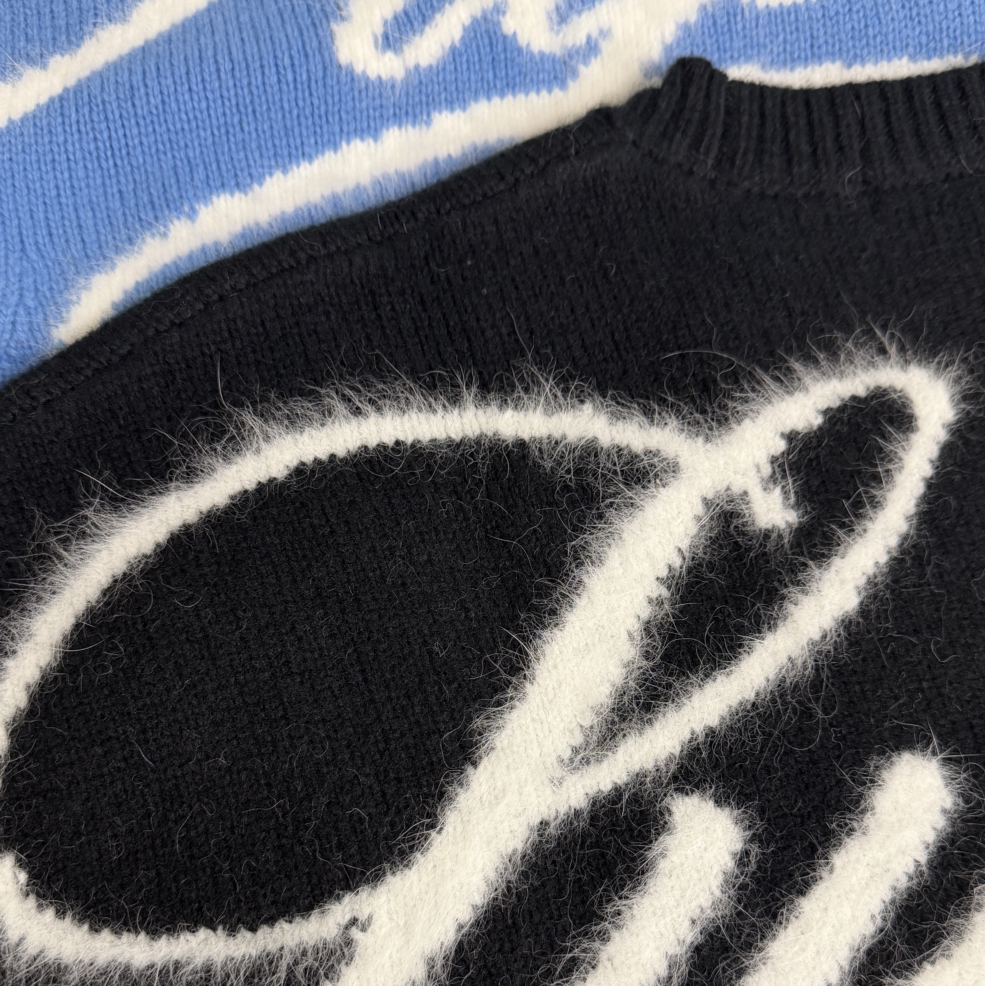 Supreme Angora Script Sweater Light Blue - 25FW, Supreme Angora Script Sweater Black - 25FW 착용 스타일 - 6
