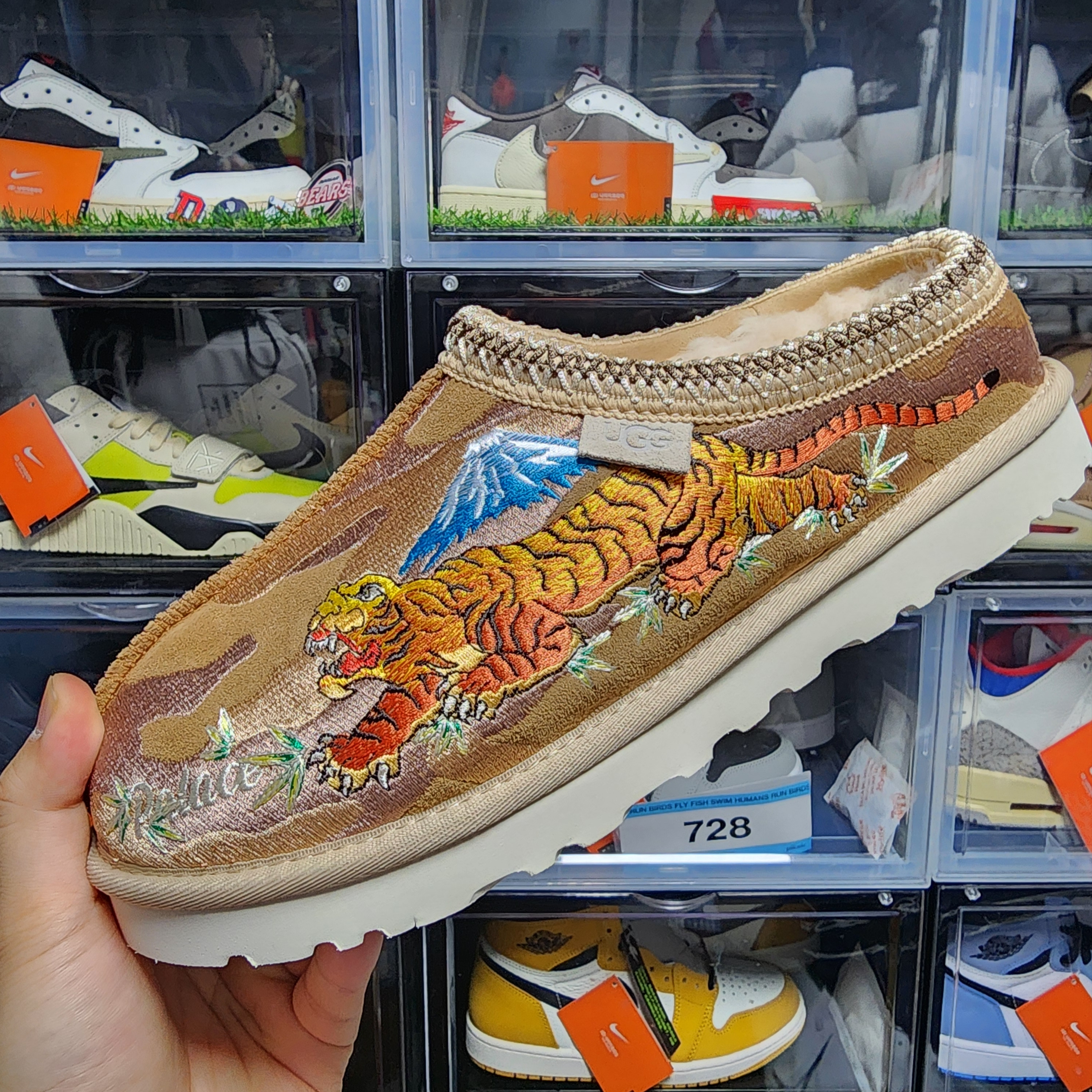 UGG x Palace Tasman Slipper Chestnut Camo 착용 스타일 - 3