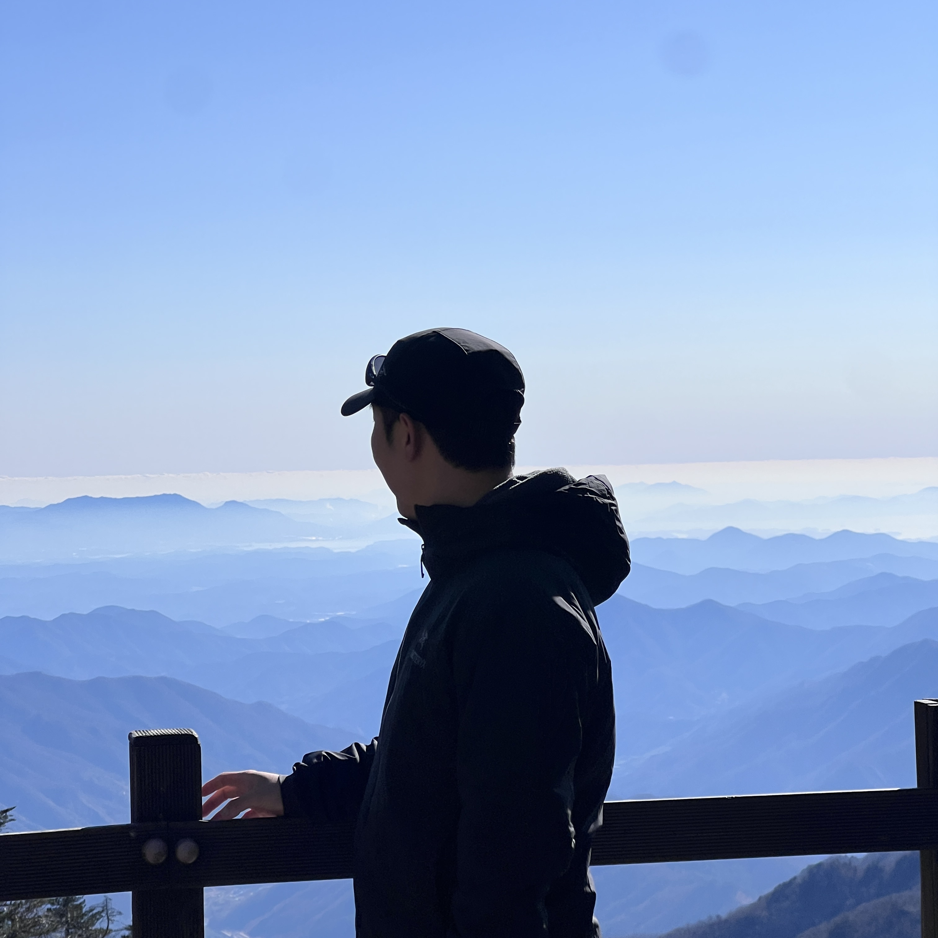 Arc'teryx Atom Hoody Black, Arc'teryx Calvus Cap Black 착용 스타일 - 1