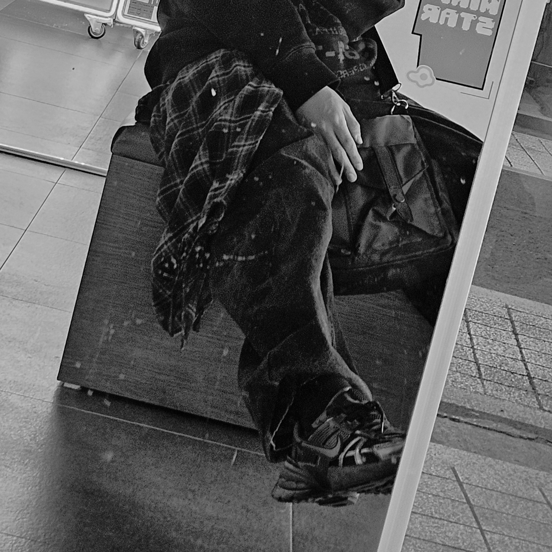Nike V2K Run Black Anthracite 착용 스타일