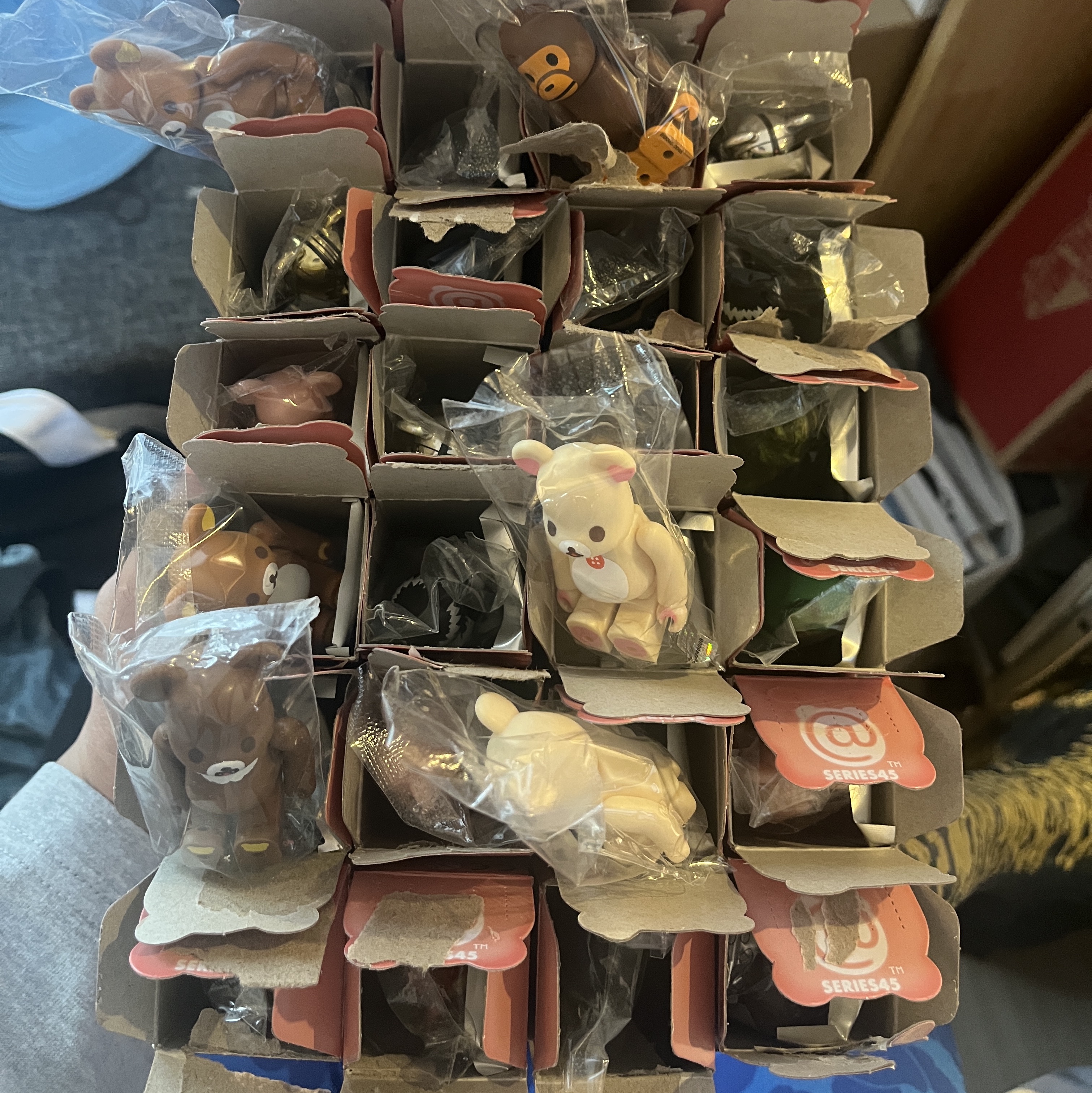 Bearbrick Series 45 Sealed Case 100% (24 Blind Boxes) 착용 스타일