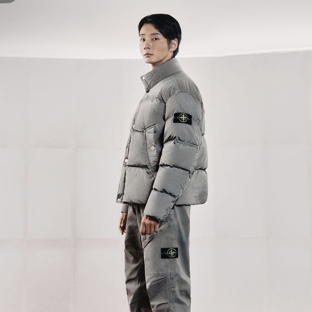 Stone Island 4100124 Nylon Metal In Econyl Down Jacket with Anti-Drop and Snap Pockets Cement - 25FW 착용 스타일 - 2
