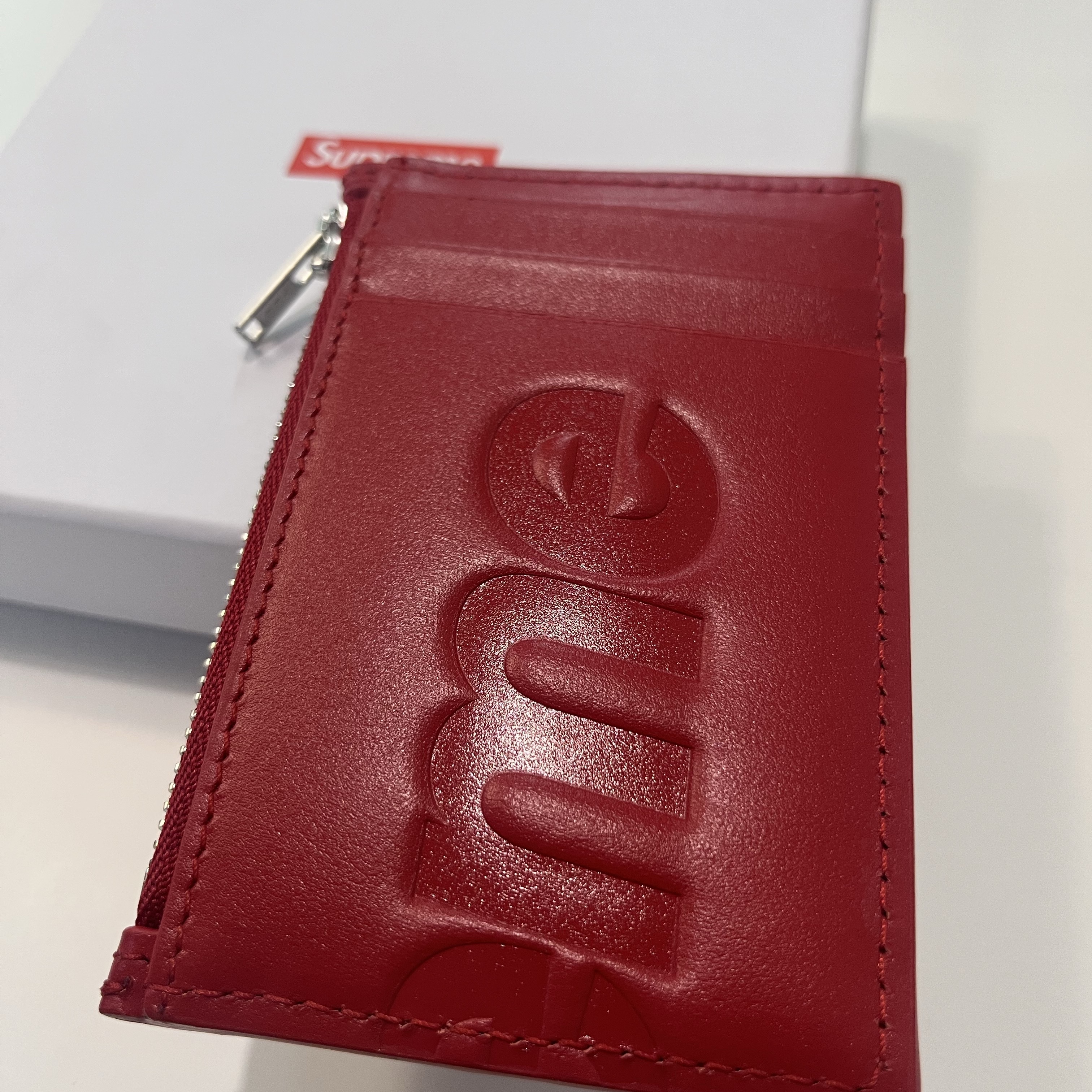 Supreme Leather Zip Card Holder Red 착용 스타일 - 2