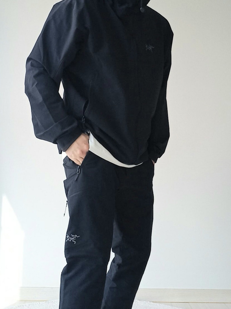 Arc'teryx Gamma AR Pants Black, Arc'teryx Captive Split T-Shirt Atmos 착용 스타일 - 2