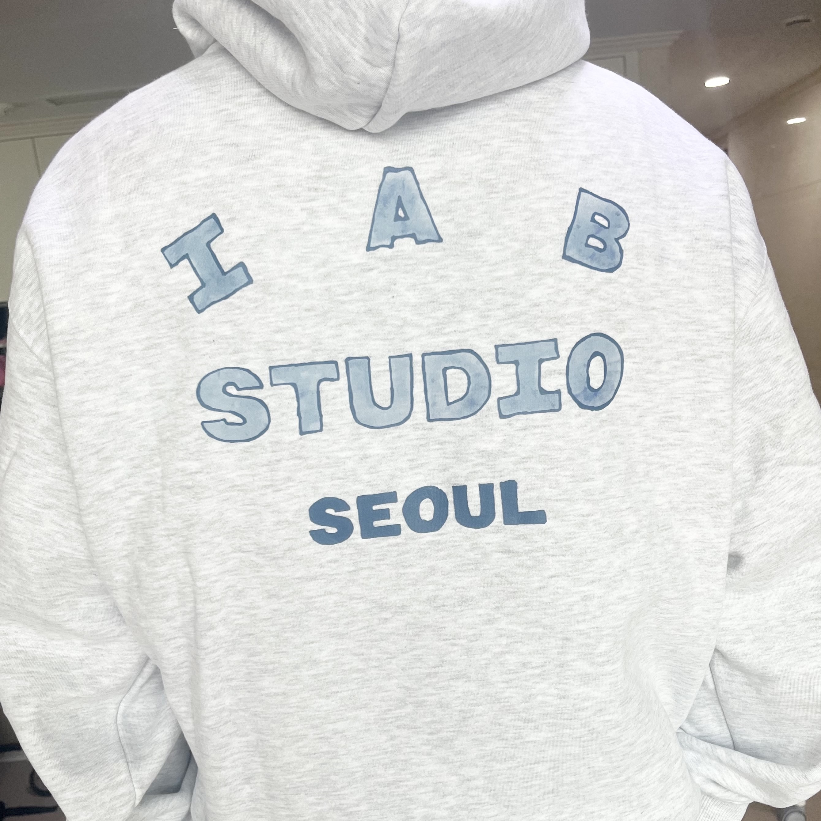 IAB Studio Seoul Hoodie Light Gray 착용 스타일 - 2