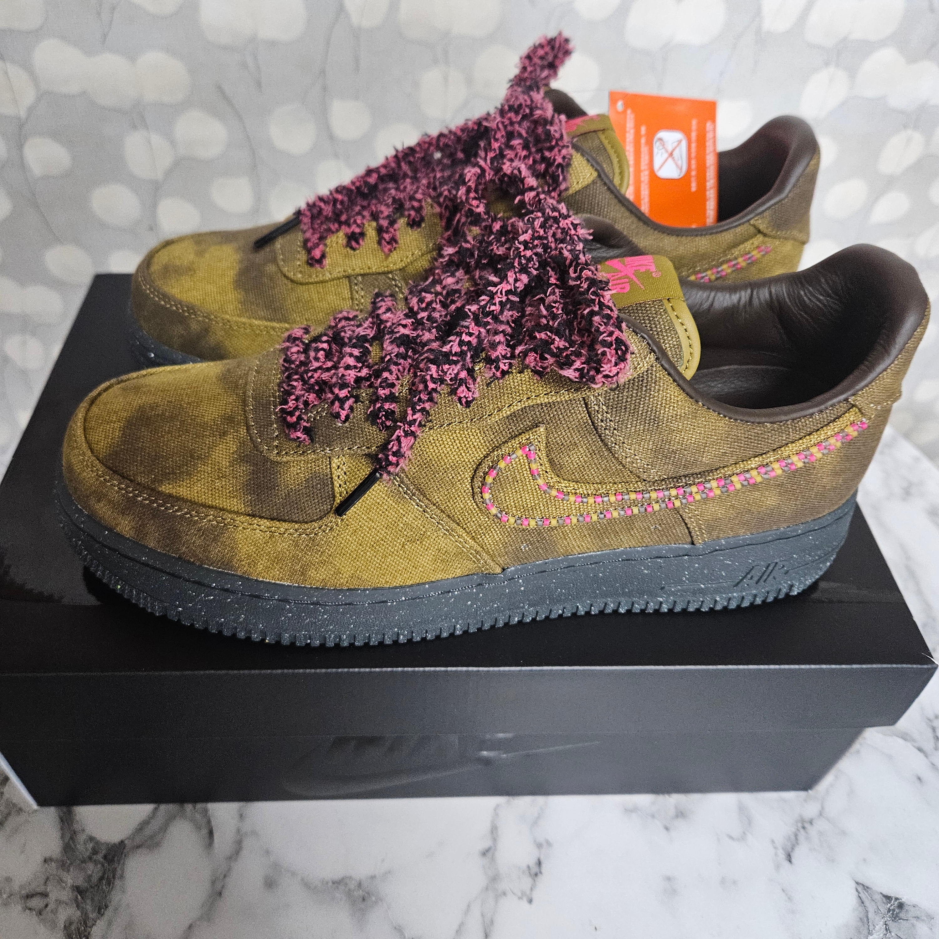 Nike Air Force 1 '07 Low Boucle Baroque Brown and Desert Moss 착용 스타일 - 1