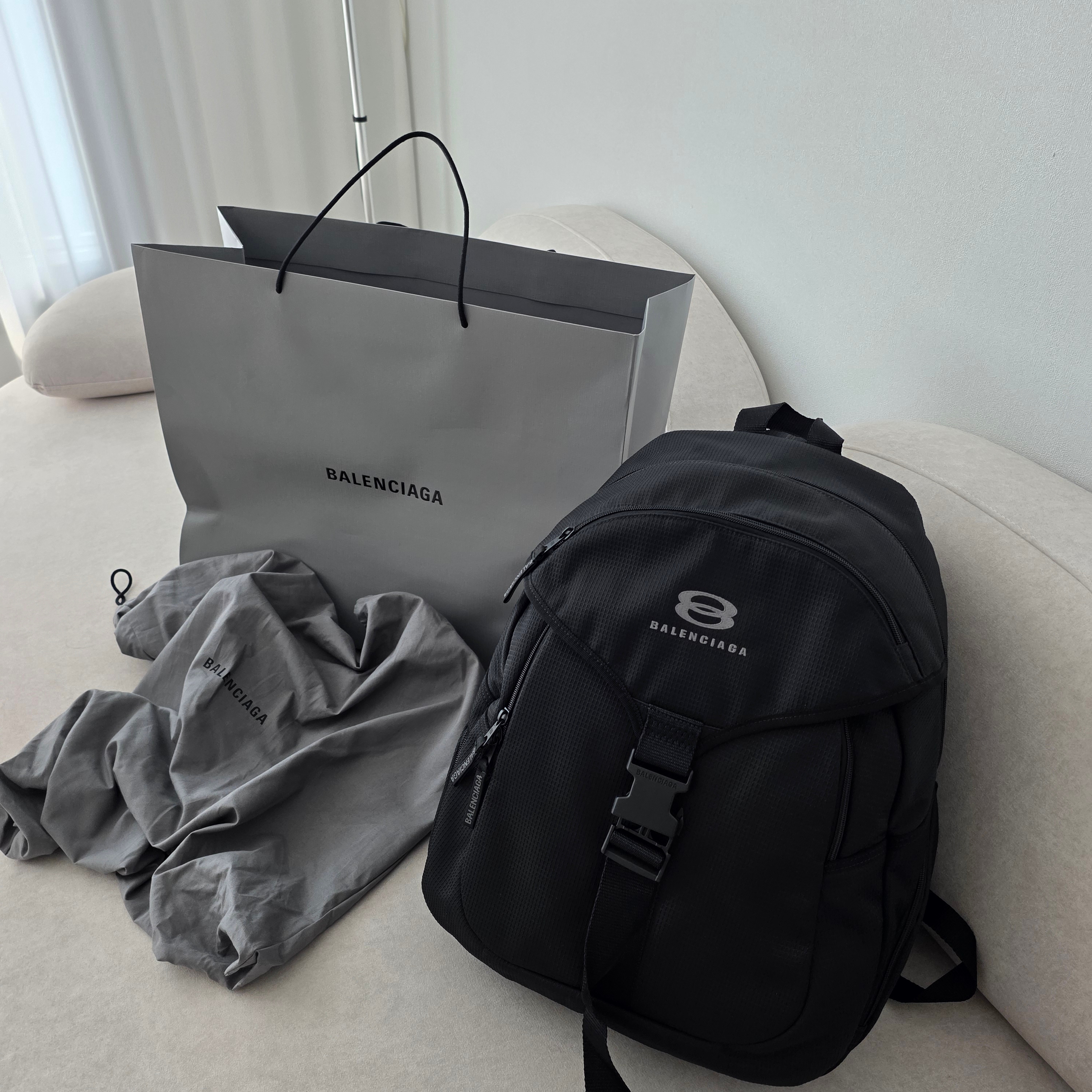 Balenciaga Unity Large Backpack Black 착용 스타일