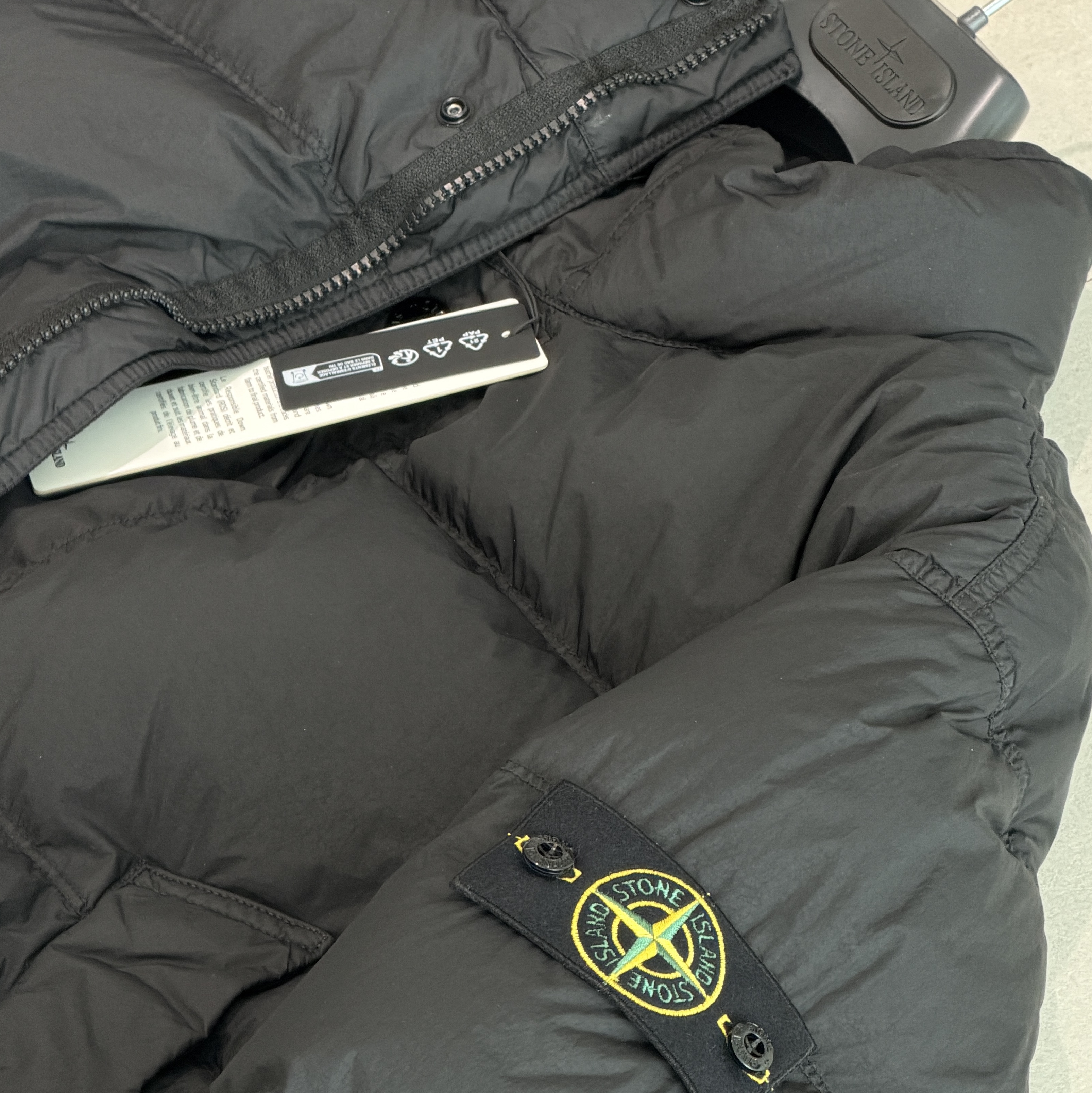 Stone Island 4100010 Crinkle Reps NY Recycled Nylon Down Jacket with Wind Resistant Black - 25FW 착용 스타일