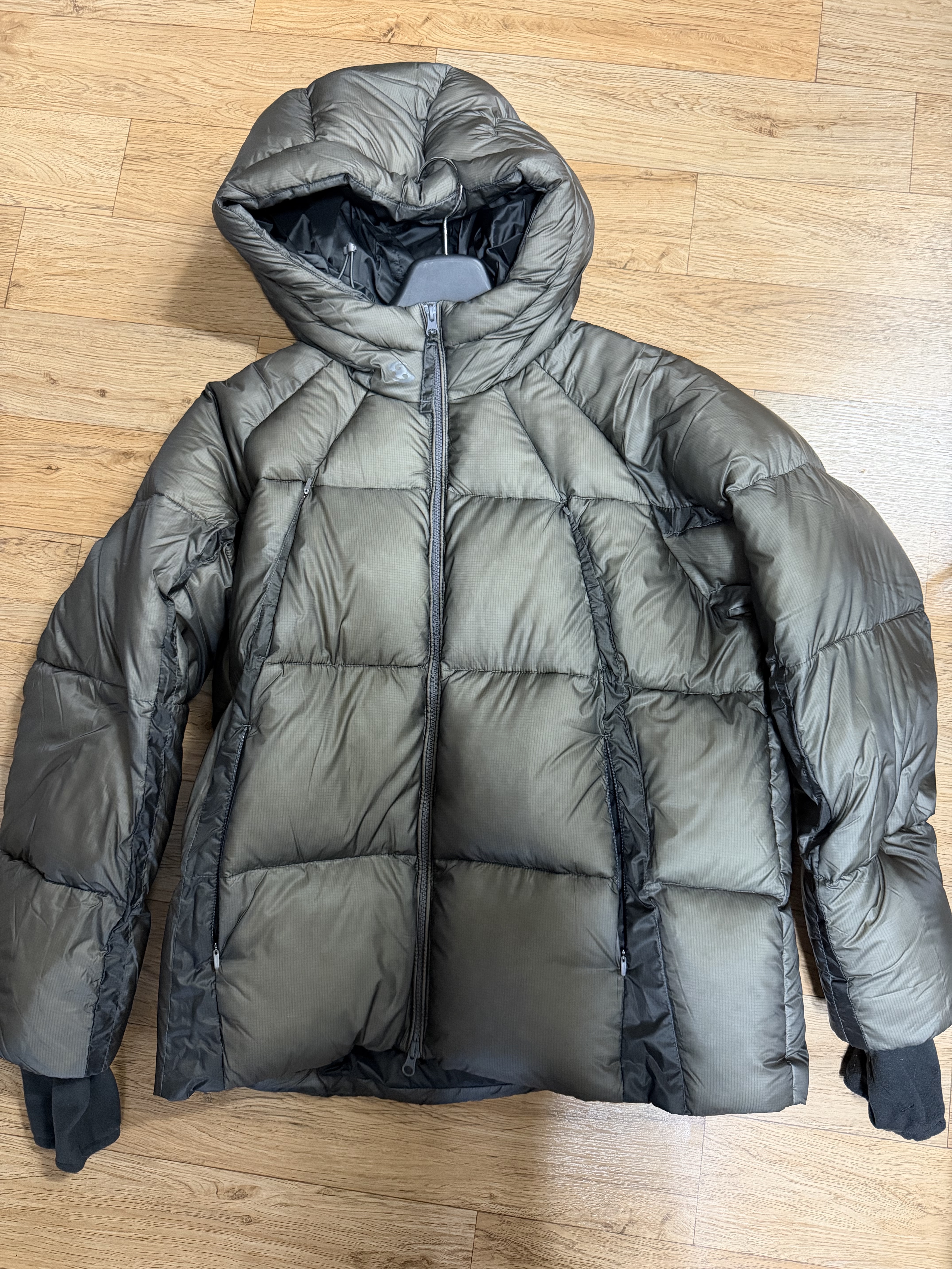 Sansan Gear Shade Puffer Jacket Charcoal 착용 스타일