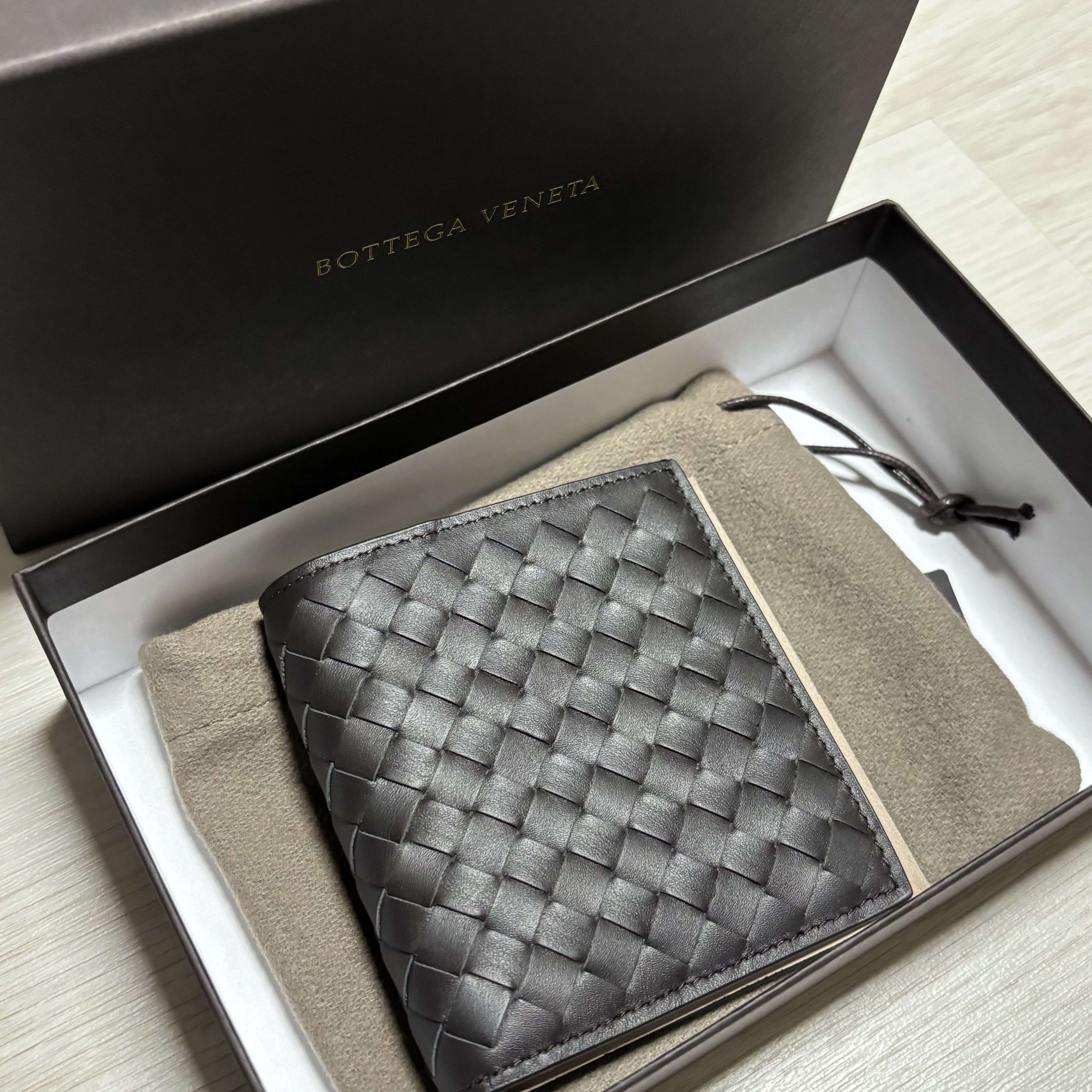 Bottega Veneta Bi-Fold Wallet Brown 착용 스타일 - 1