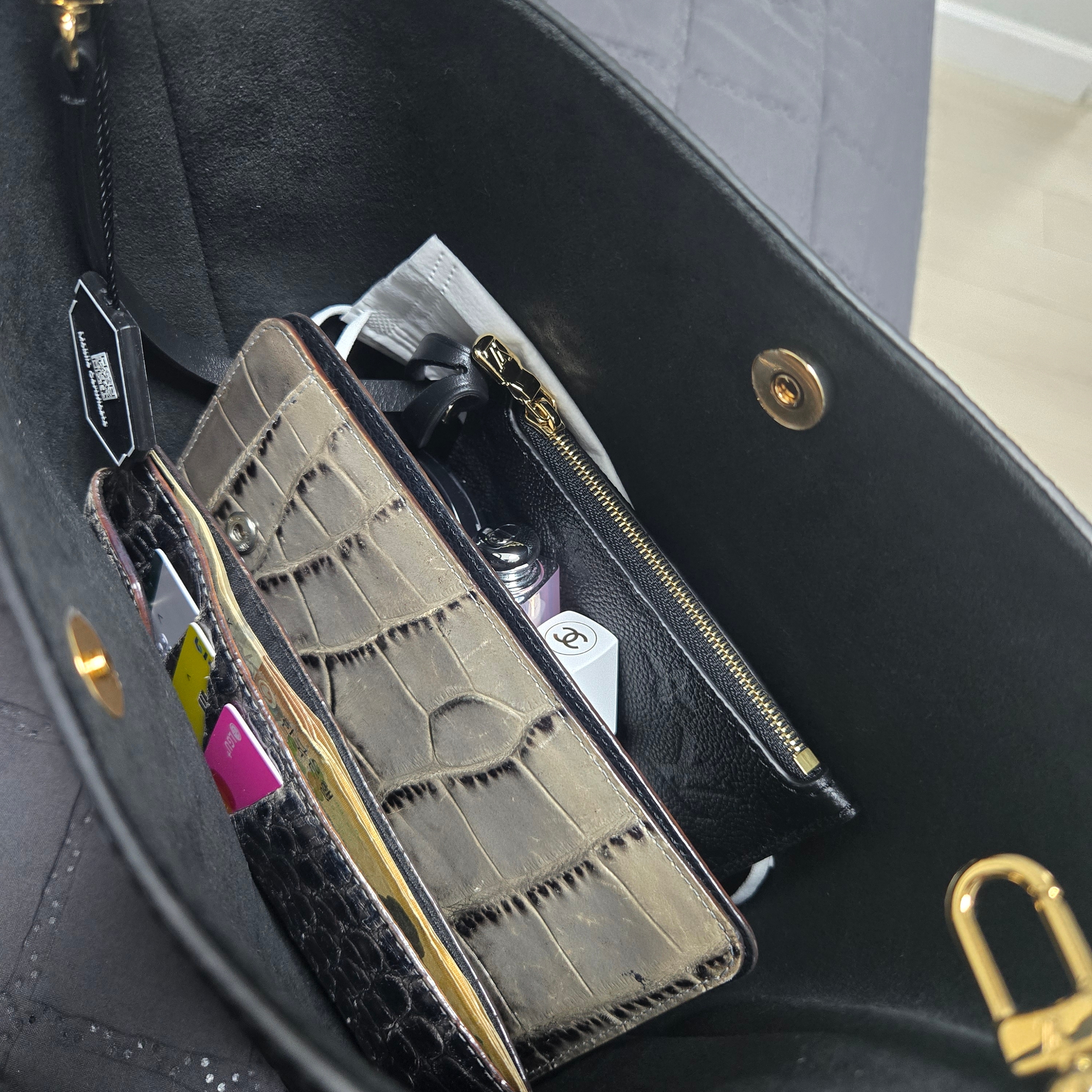 Louis Vuitton All in BB Black 착용 스타일 - 2