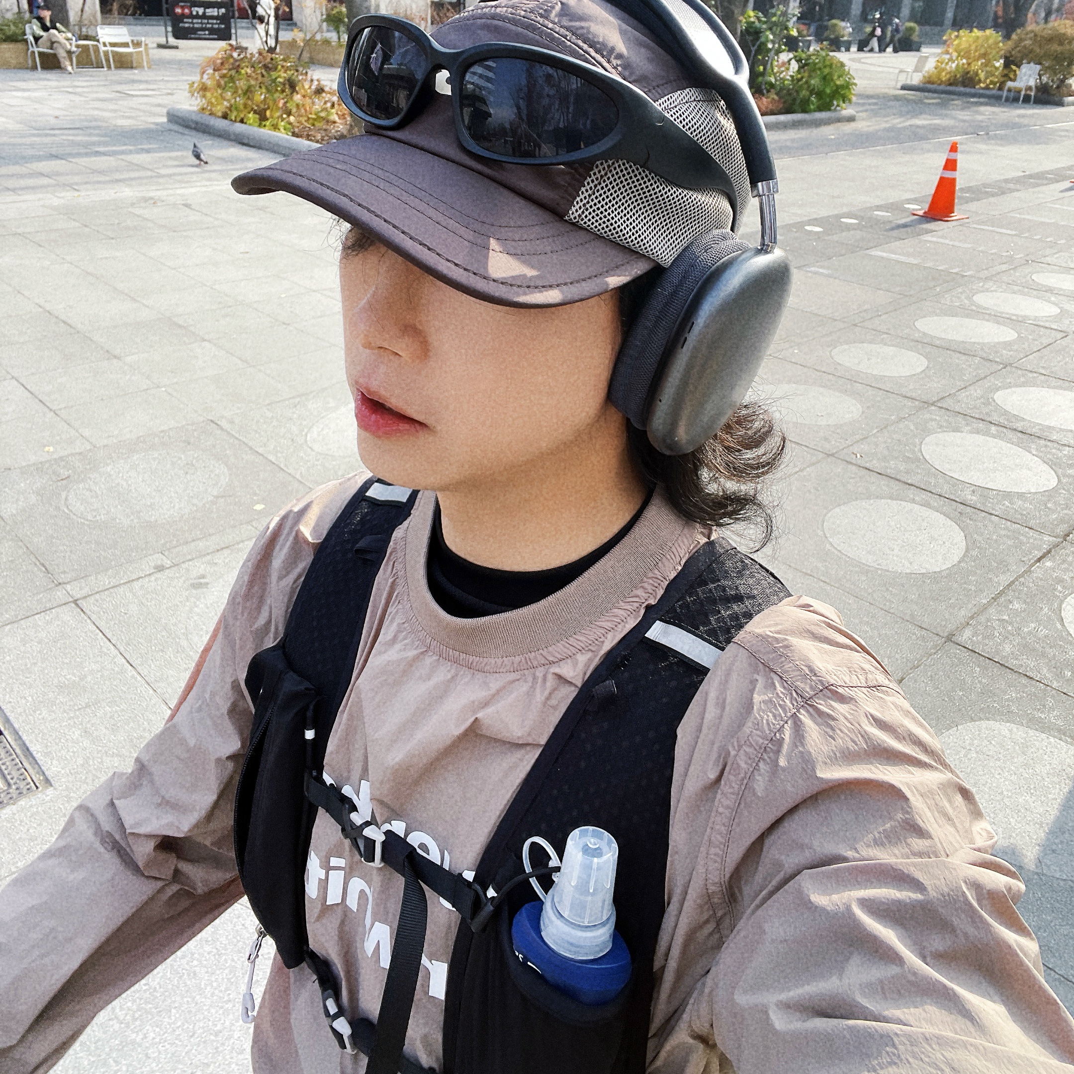 [KREAM 단독] runwhither Windbreaker MTM Brown, [KREAM 단독] runwhither 3inch Shorts Brown 착용 스타일 - 3