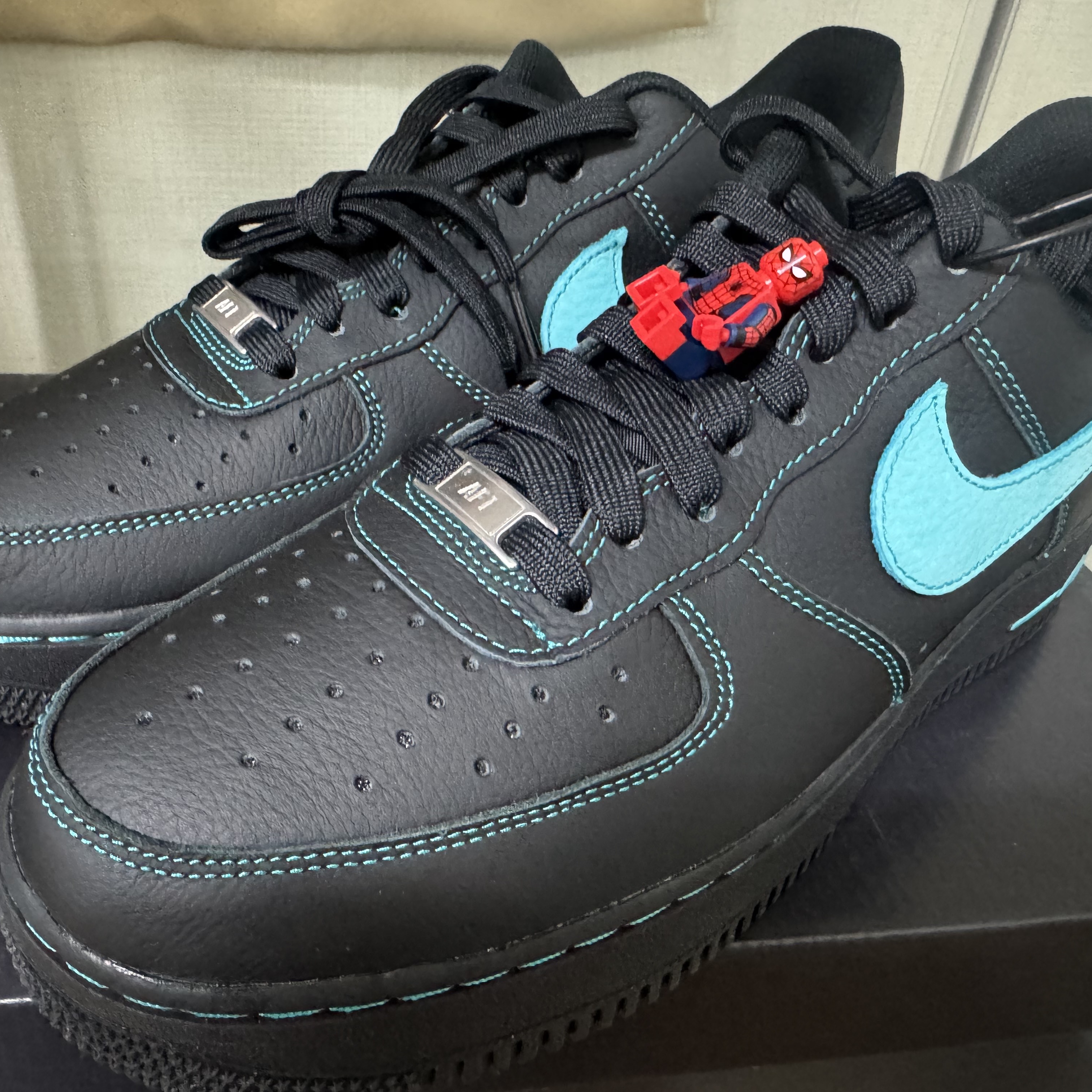 Nike Air Force 1 Low Black Aurora Green 착용 스타일