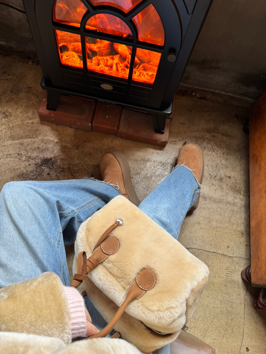 (W) UGG Classic Ultra Mini Platform Boots Chestnut 착용 스타일 - 6