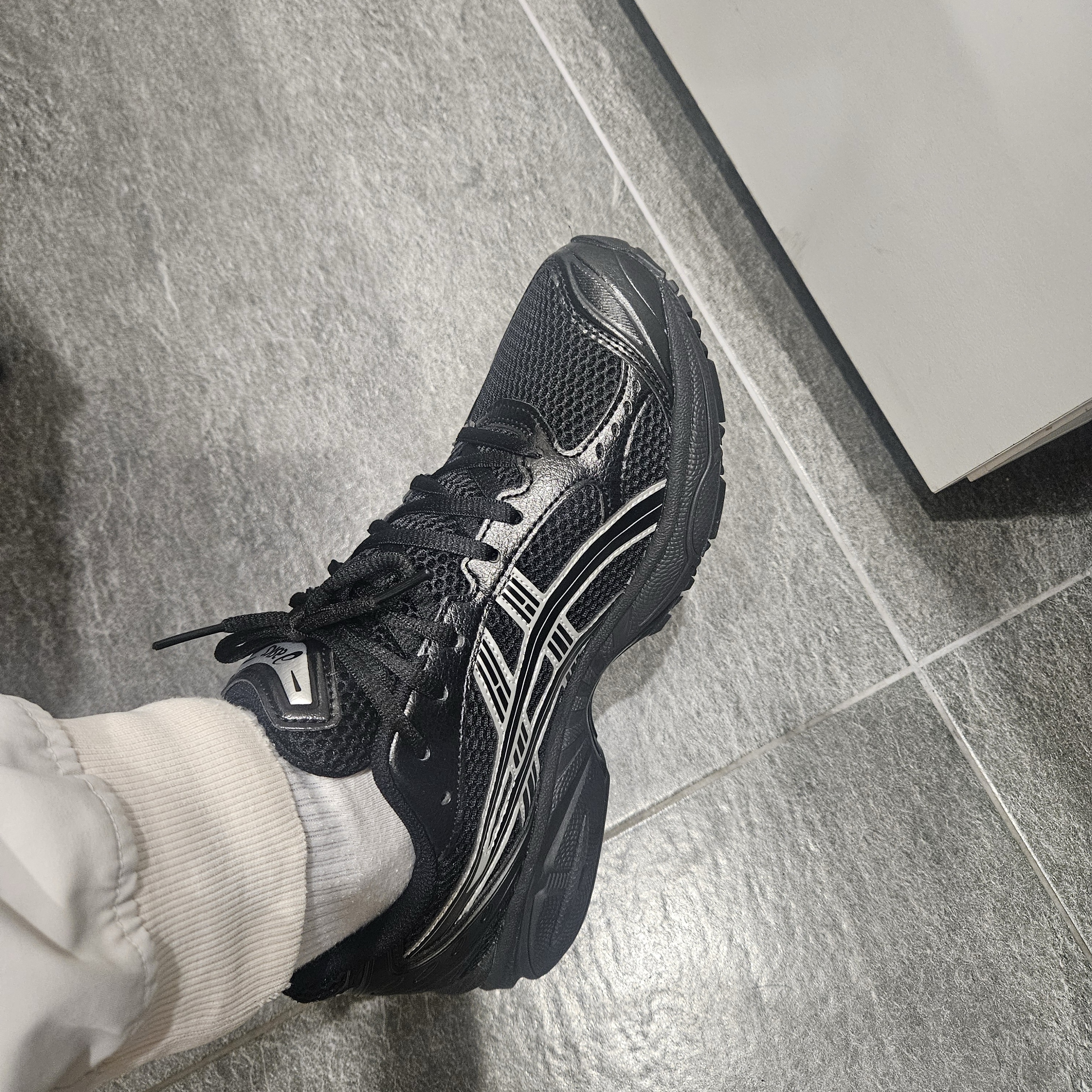 Asics Gel-Kayano 14 Black Pure Silver 착용 스타일 - 2